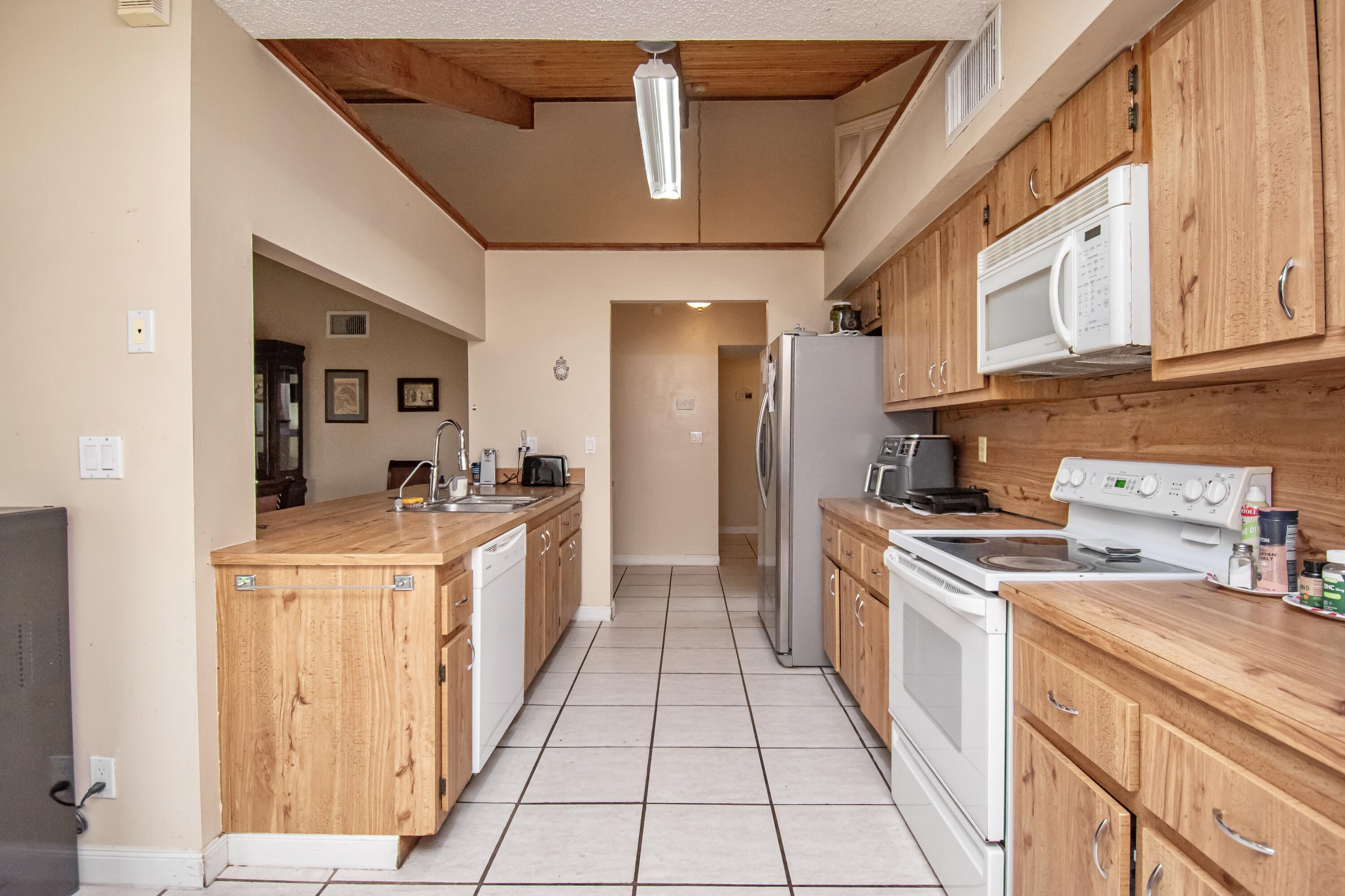 AMBERWOODS OF BOCA 1ST ADD - Residential
