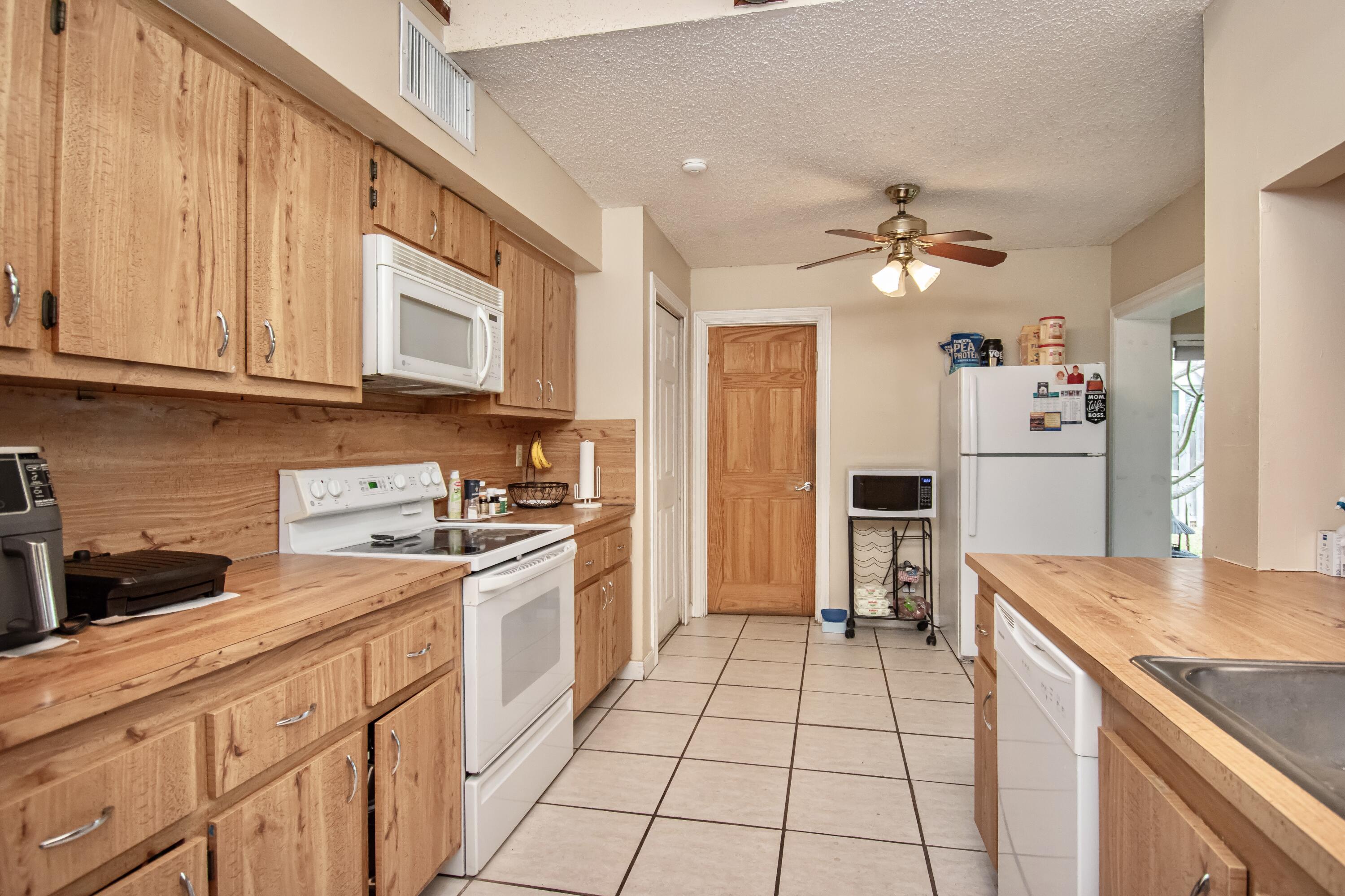AMBERWOODS OF BOCA 1ST ADD - Residential