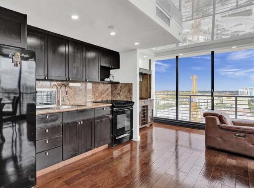HOME TOWER CONDO - Residential