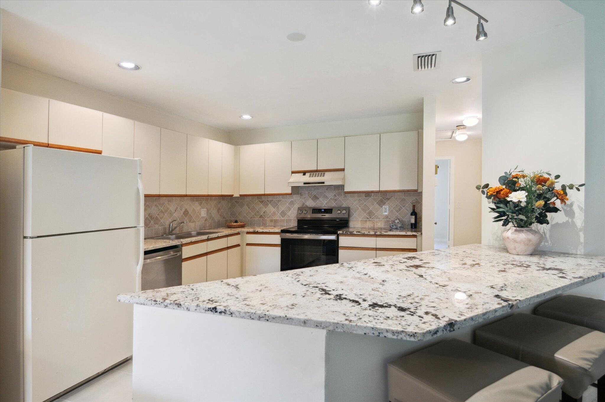 COACH HOUSES OF TOWN PLACE CONDO - Residential Lease