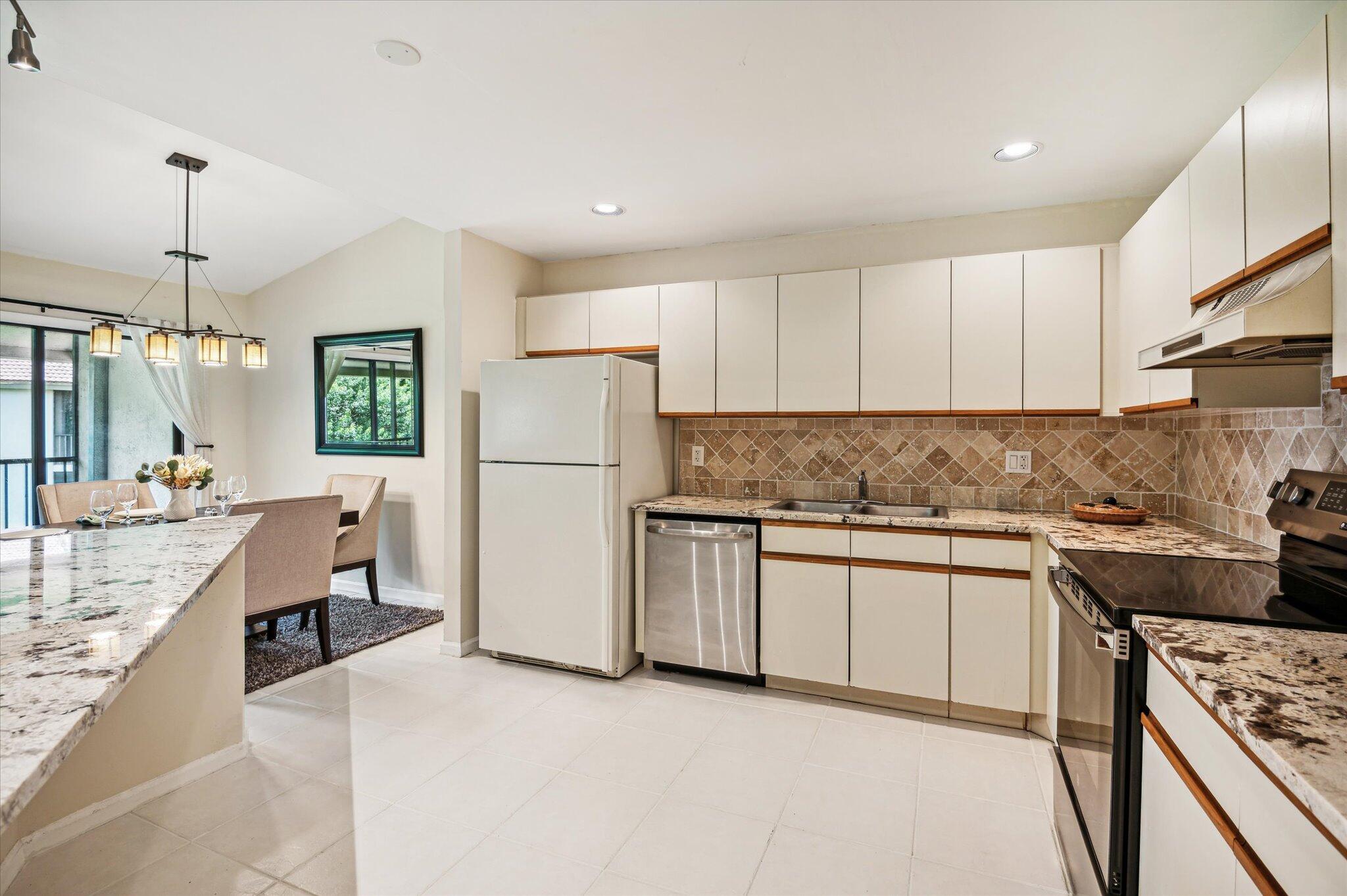 COACH HOUSES OF TOWN PLACE CONDO - Residential Lease