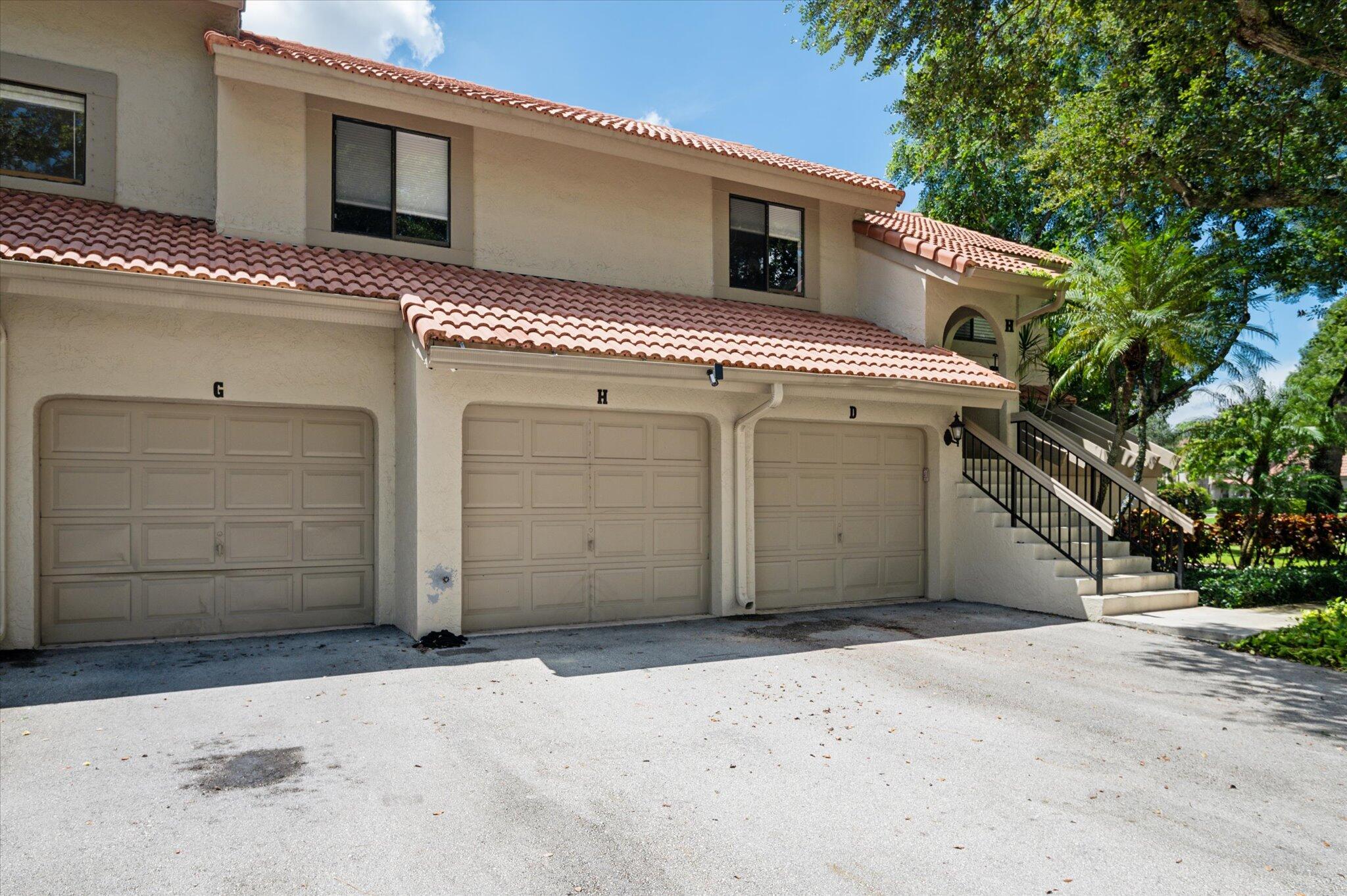COACH HOUSES OF TOWN PLACE CONDO - Residential Lease
