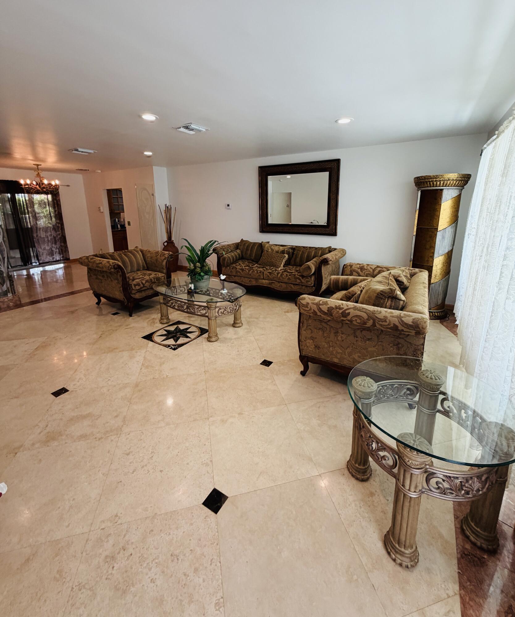 HOLLYWOOD HILLS - Residential