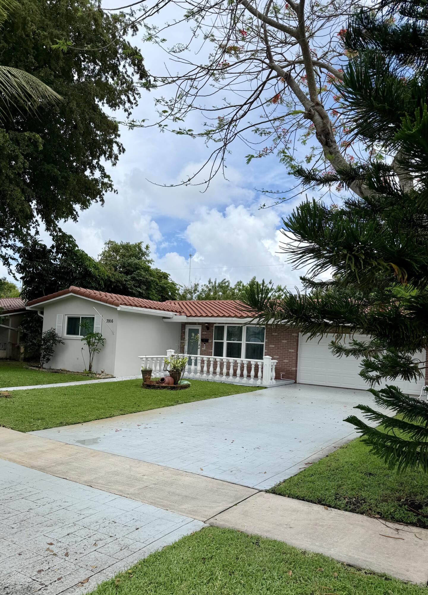 HOLLYWOOD HILLS - Residential