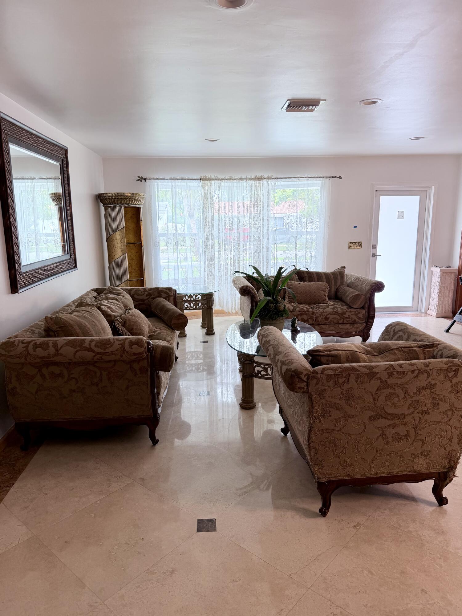 HOLLYWOOD HILLS - Residential