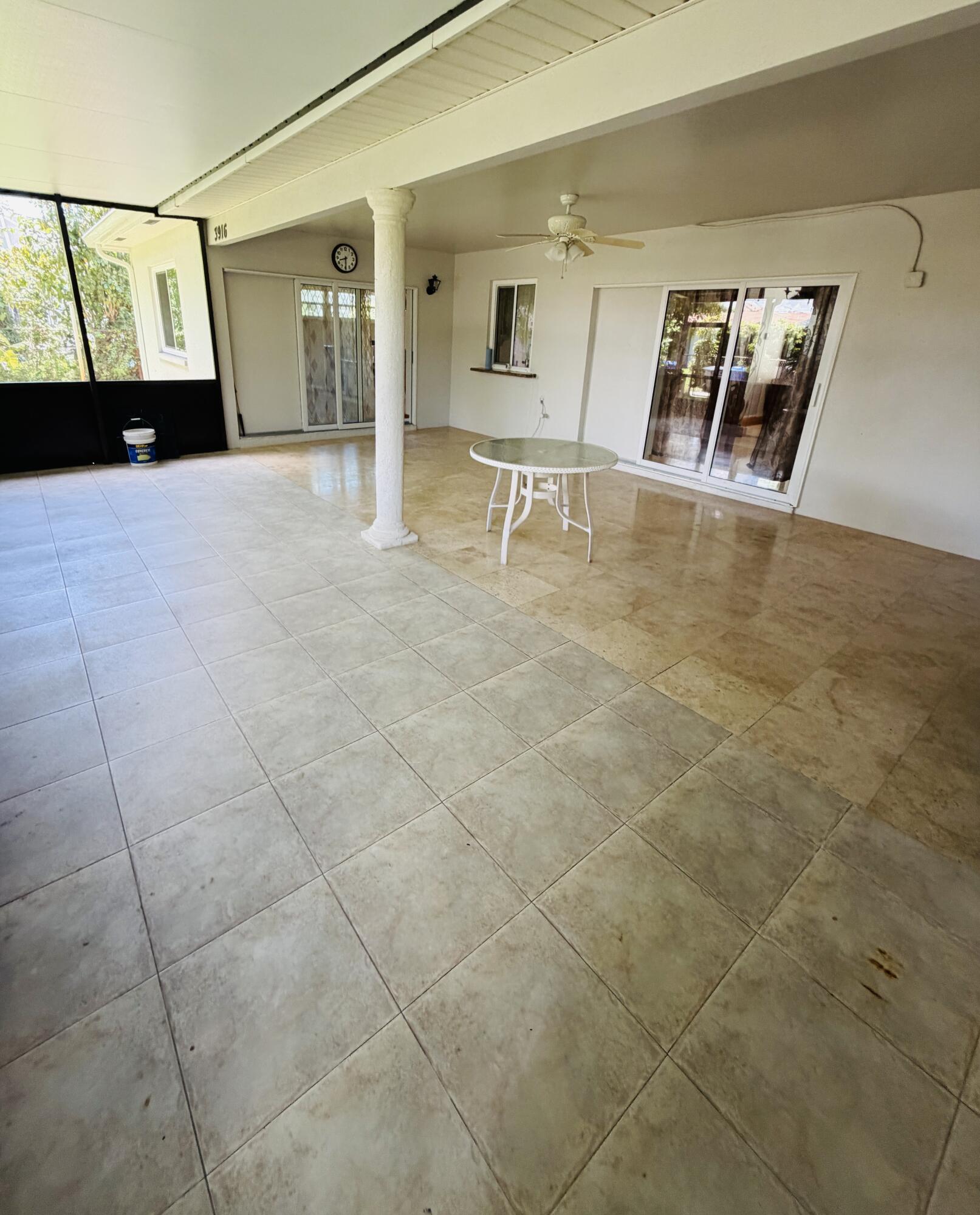 HOLLYWOOD HILLS - Residential