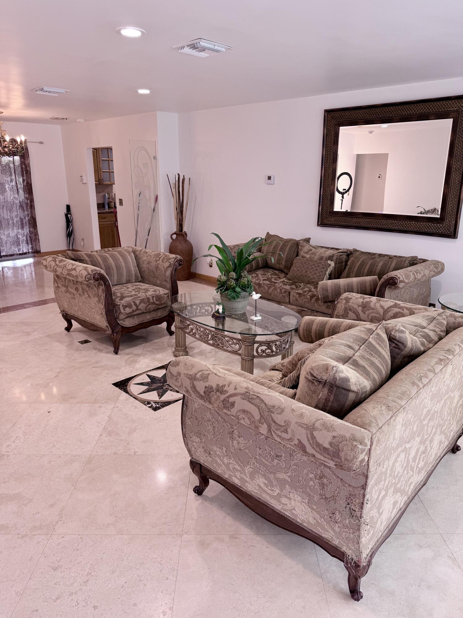 HOLLYWOOD HILLS - Residential