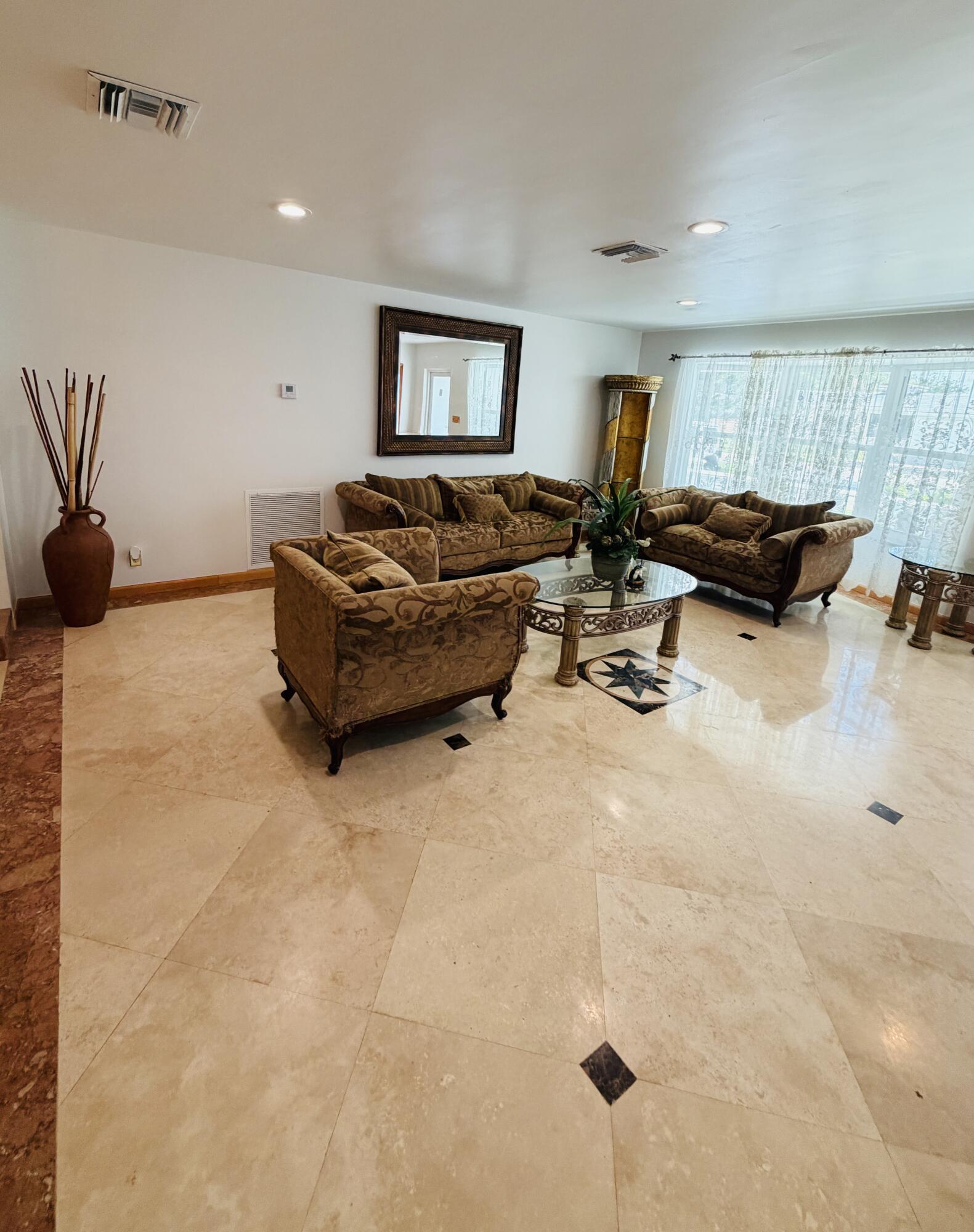 HOLLYWOOD HILLS - Residential