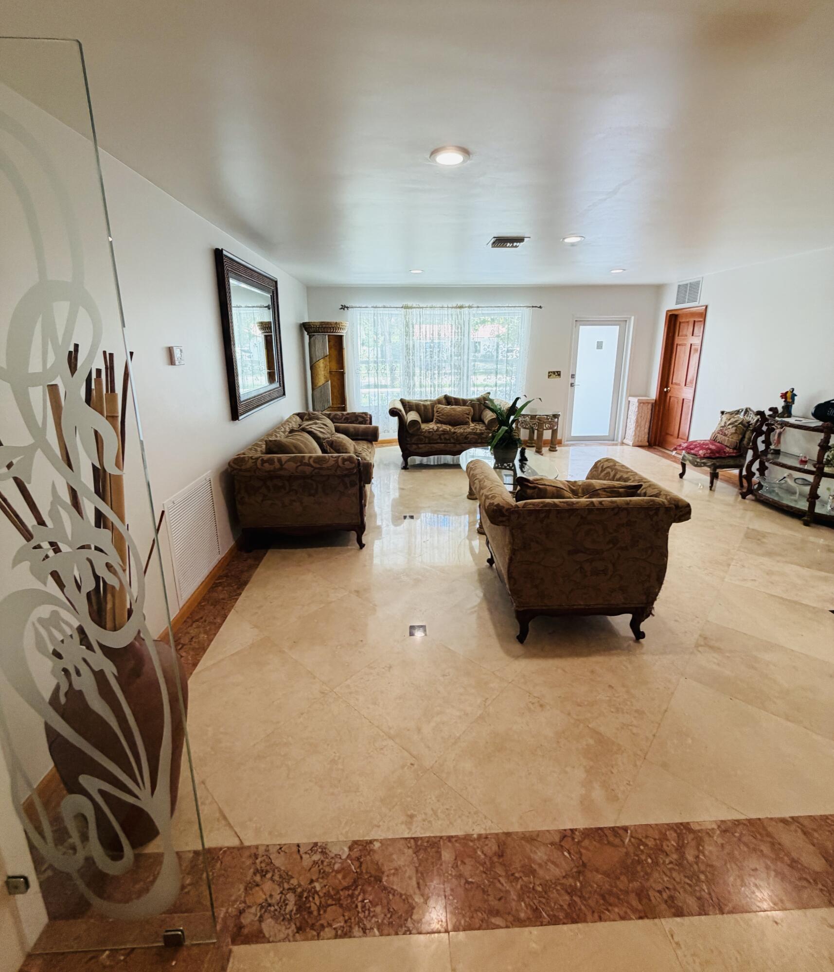 HOLLYWOOD HILLS - Residential