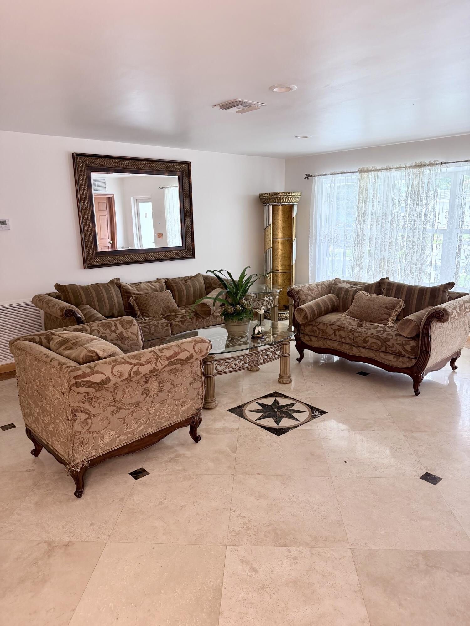 HOLLYWOOD HILLS - Residential