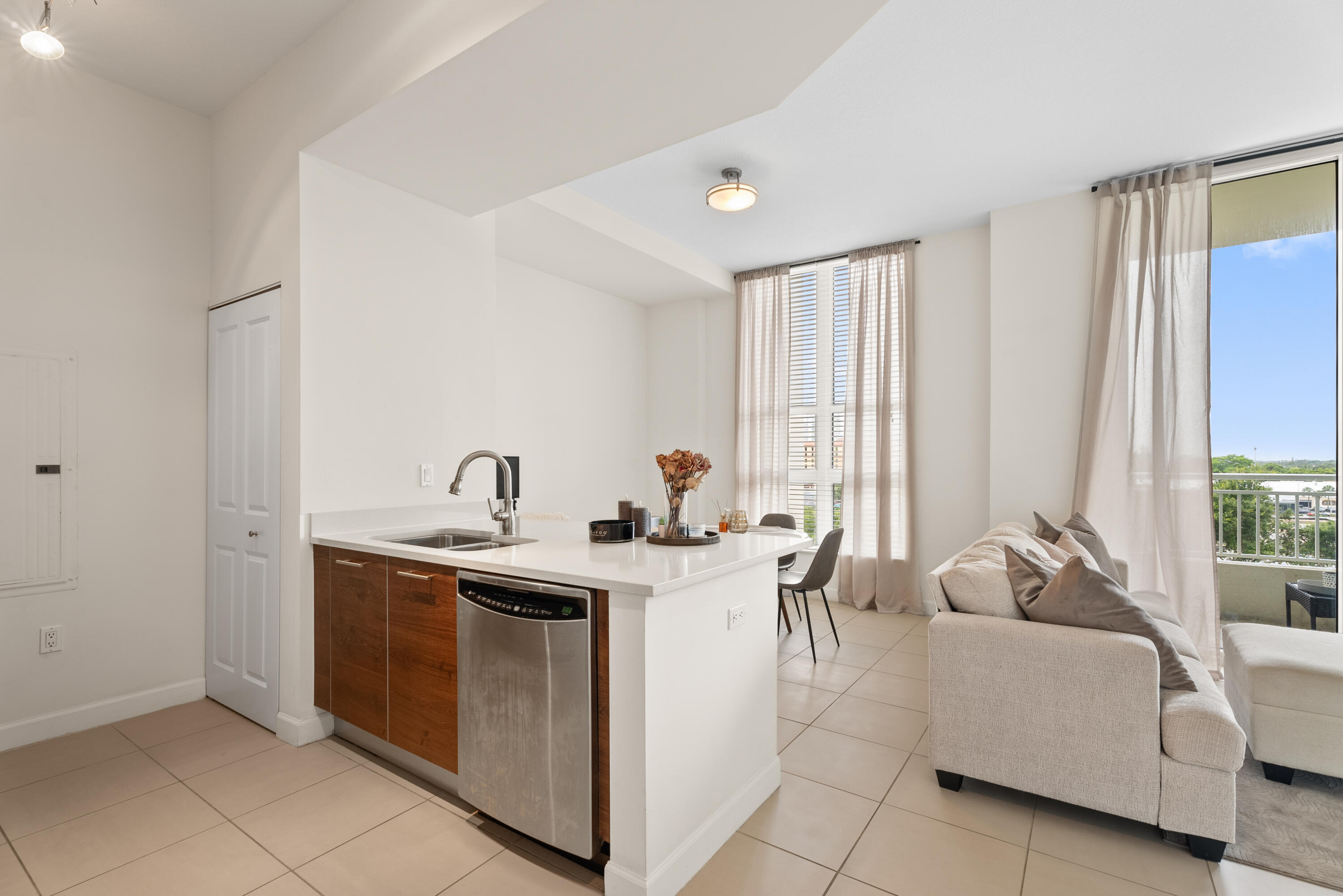 CITY PALMS CONDO - Residential Lease