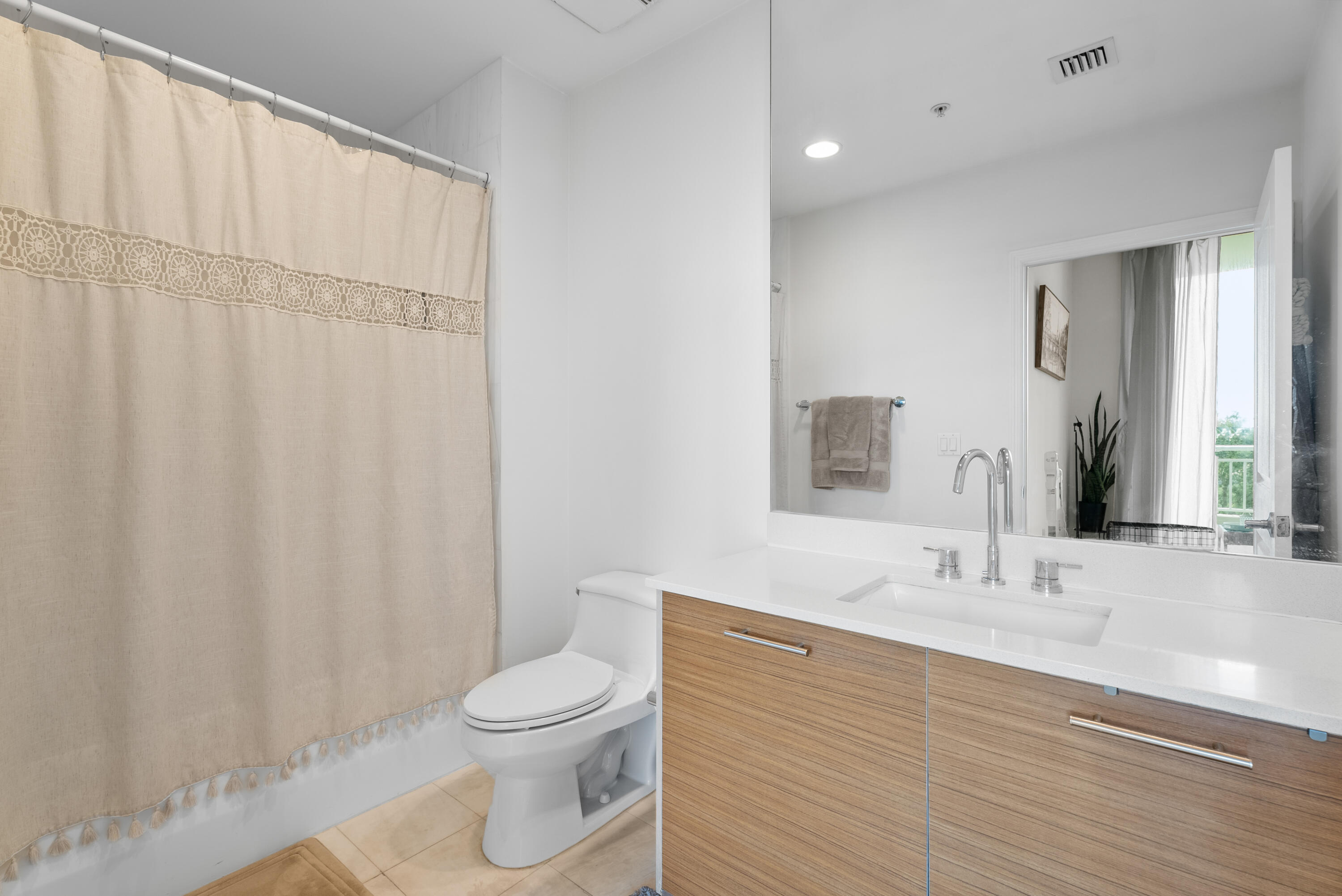 CITY PALMS CONDO - Residential Lease