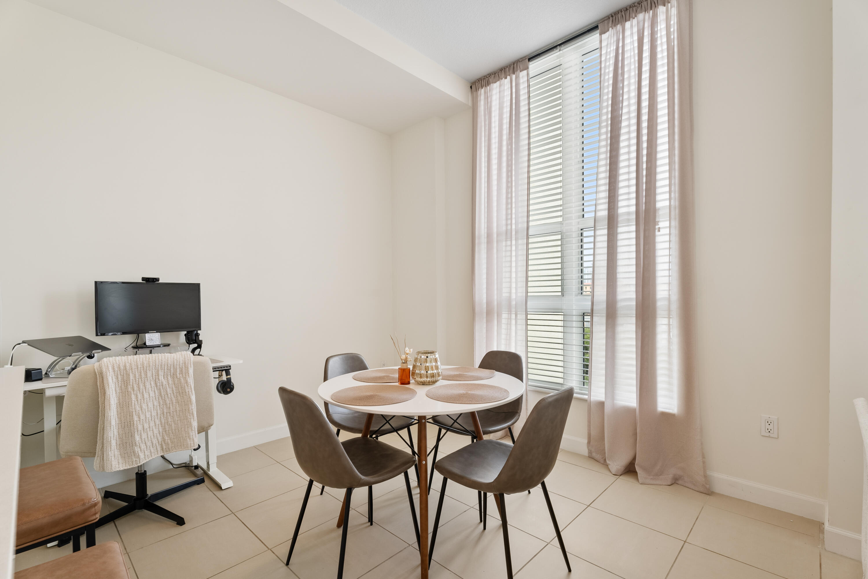 CITY PALMS CONDO - Residential Lease