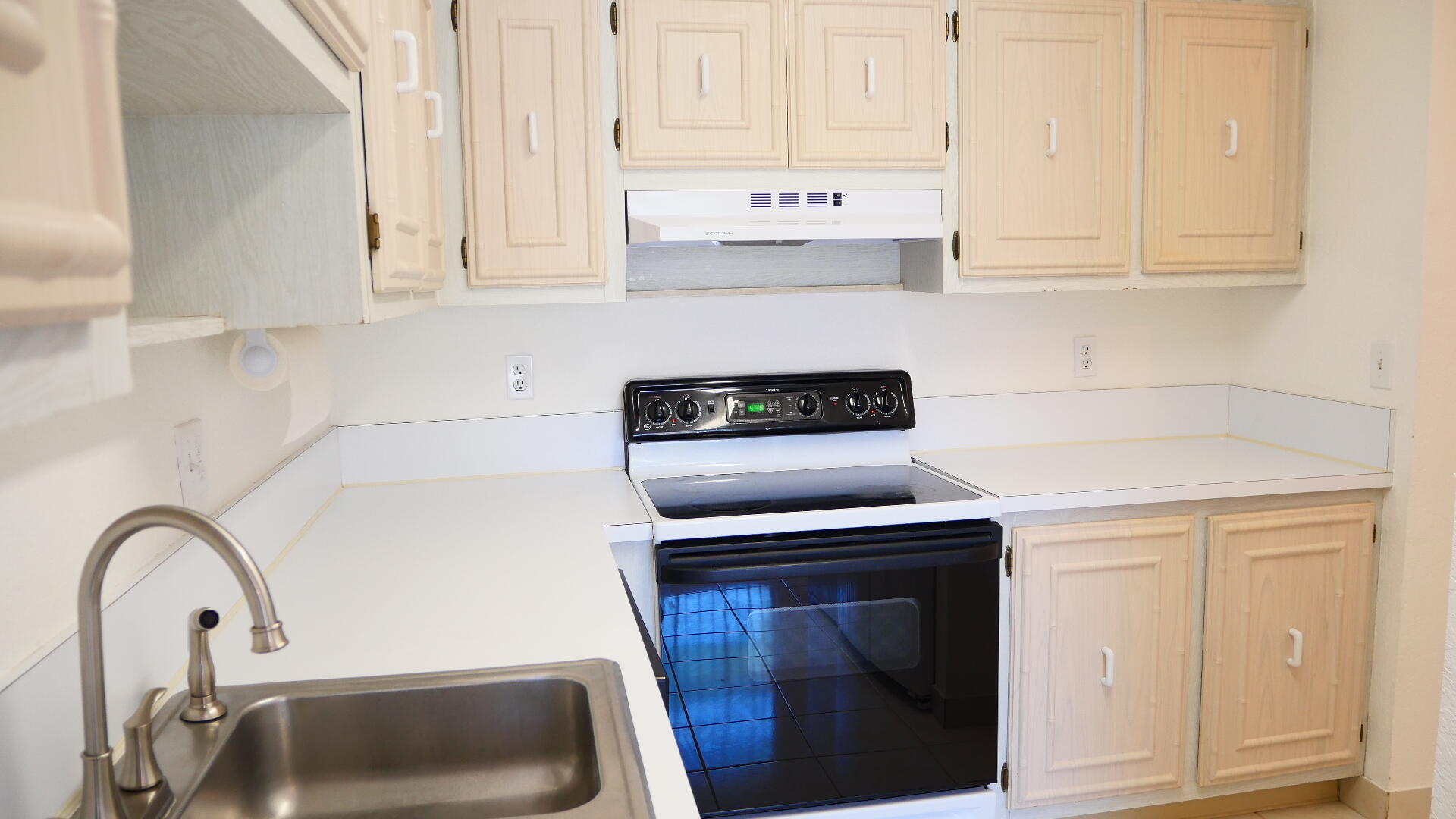 PALM GREENS AT VILLA DEL RAY CONDO II - Residential Lease