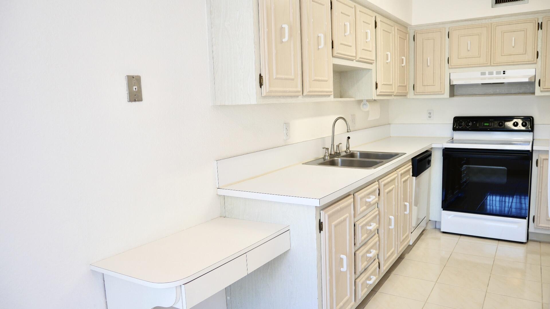 PALM GREENS AT VILLA DEL RAY CONDO II - Residential Lease
