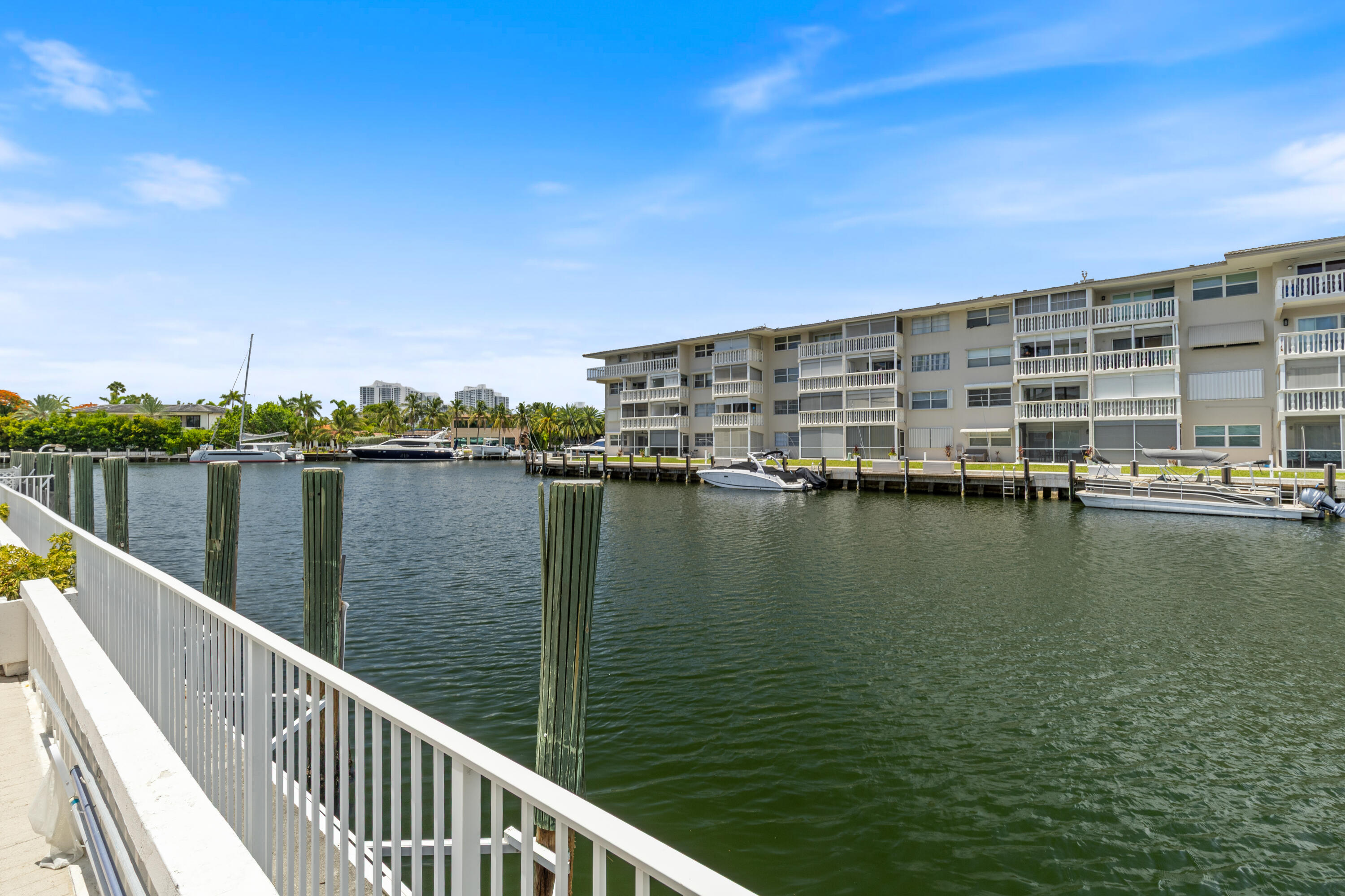 YORKDALES CARALLTON ISLE CONDO - Residential
