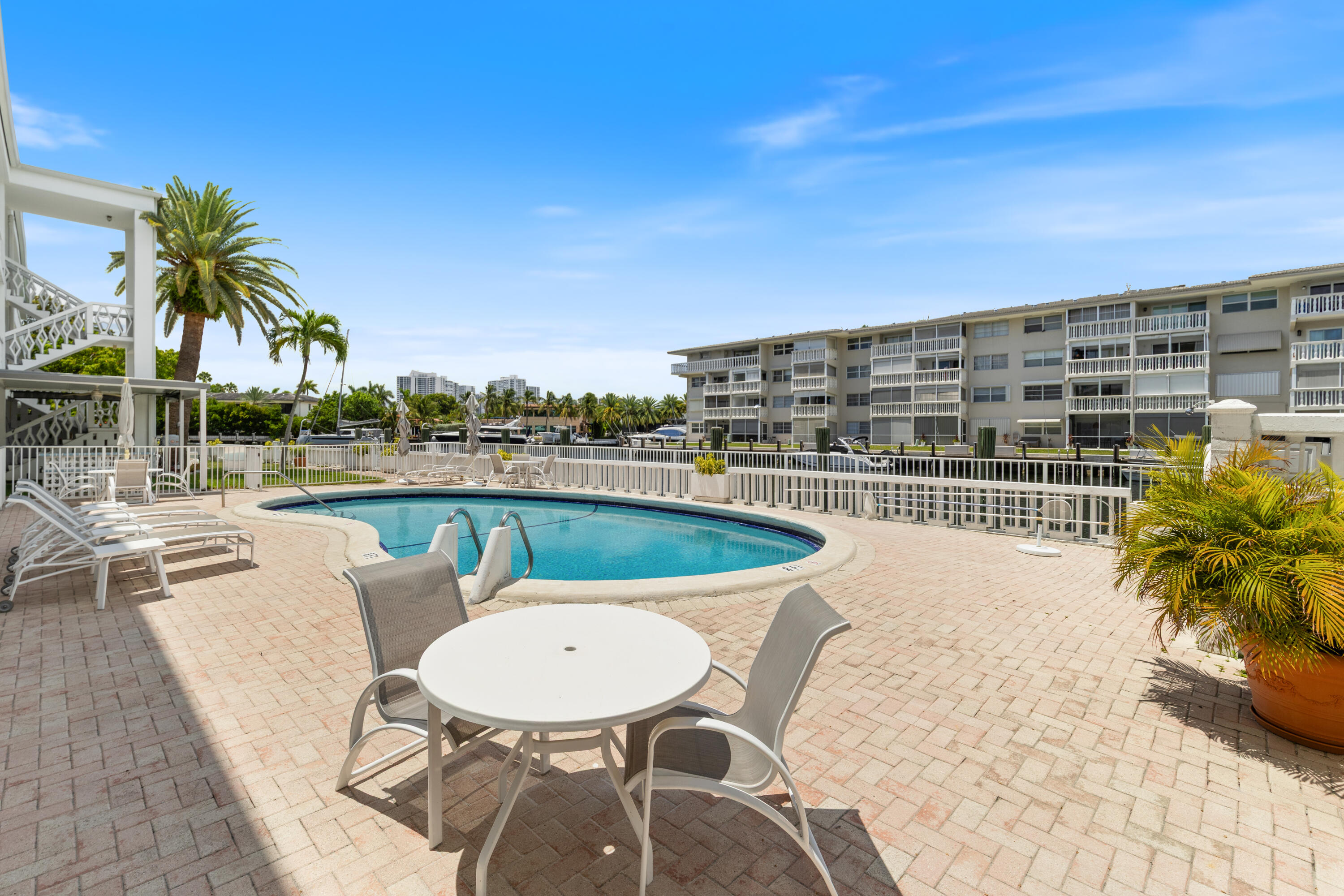 YORKDALES CARALLTON ISLE CONDO - Residential