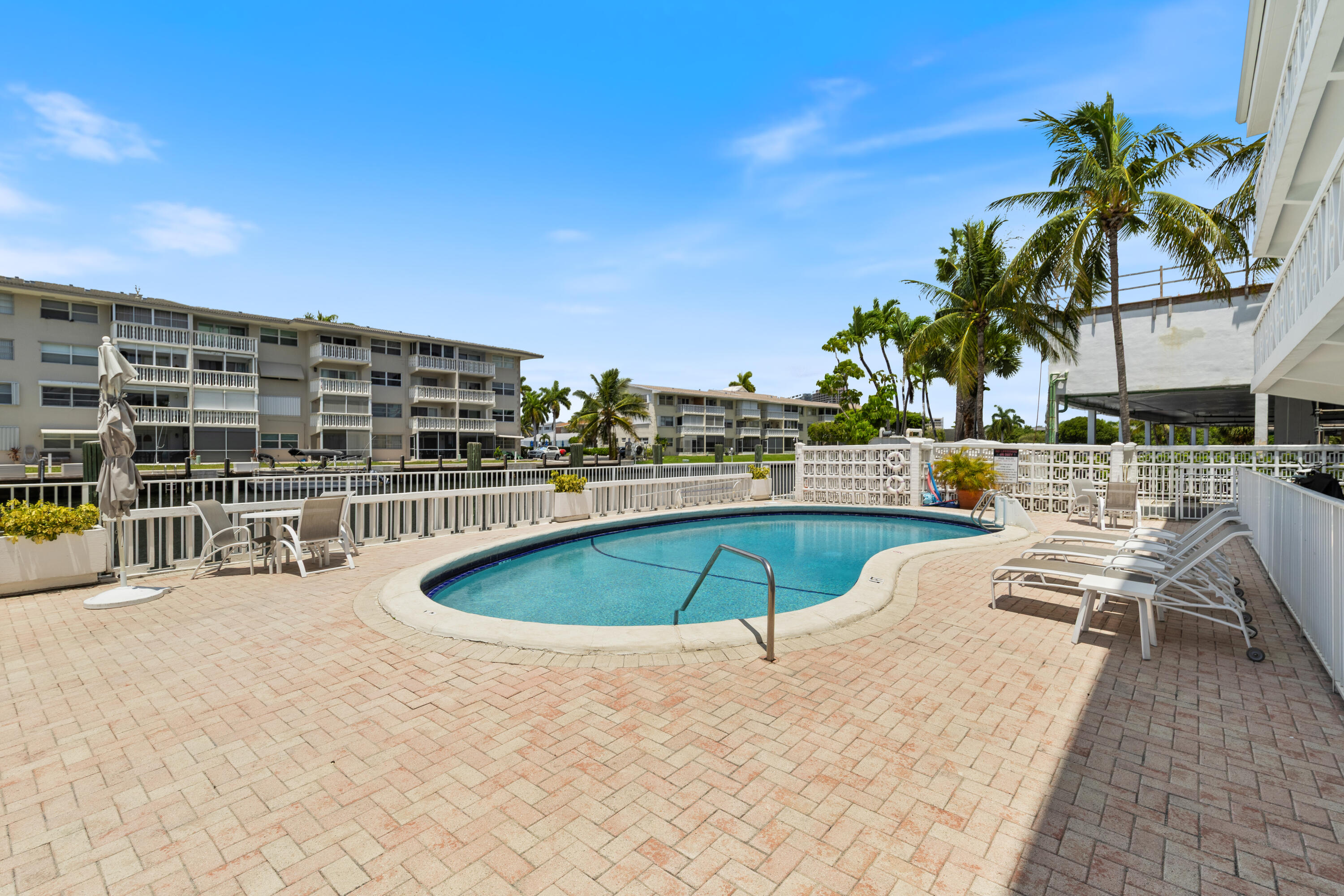 YORKDALES CARALLTON ISLE CONDO - Residential