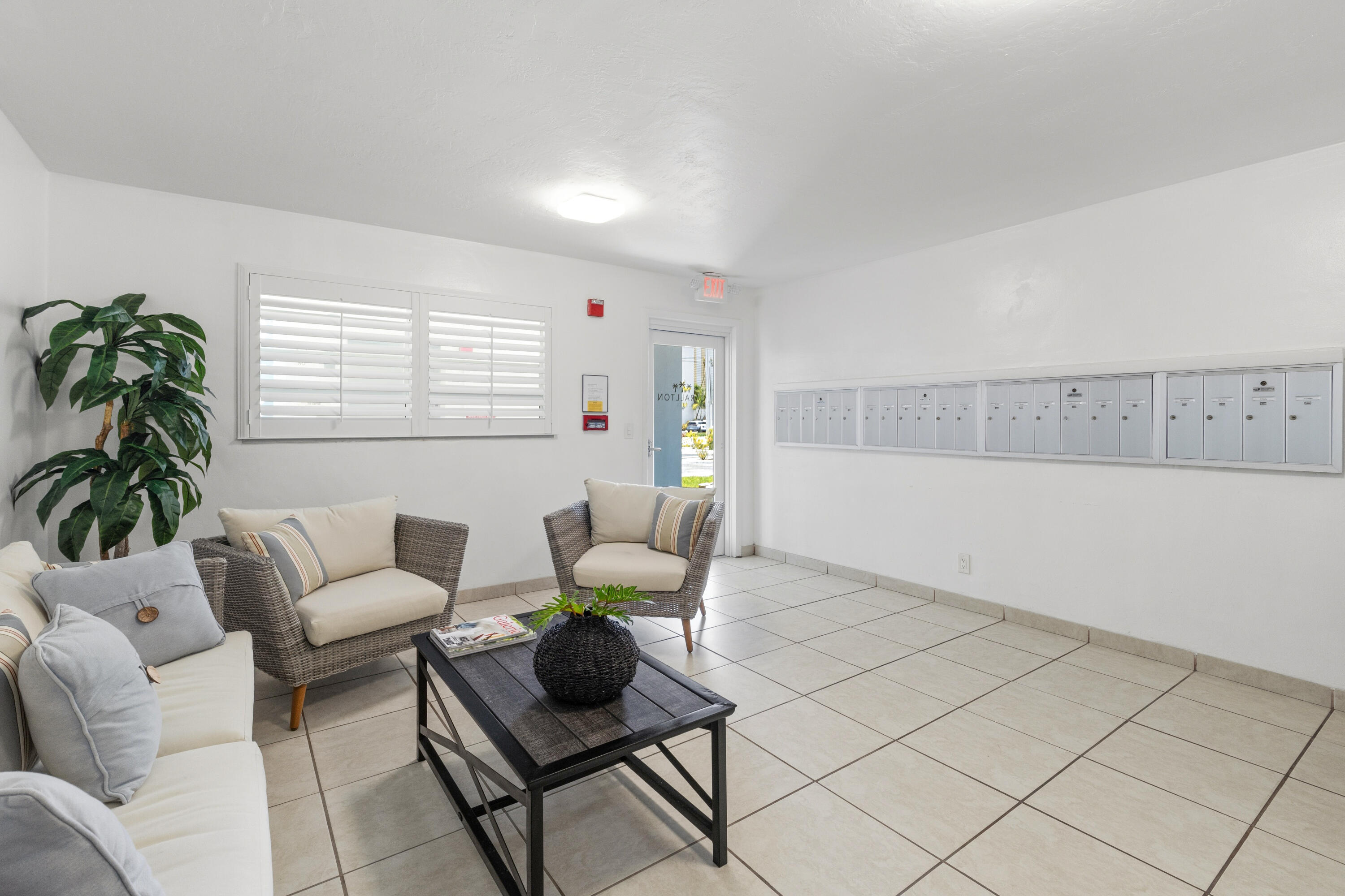 YORKDALES CARALLTON ISLE CONDO - Residential