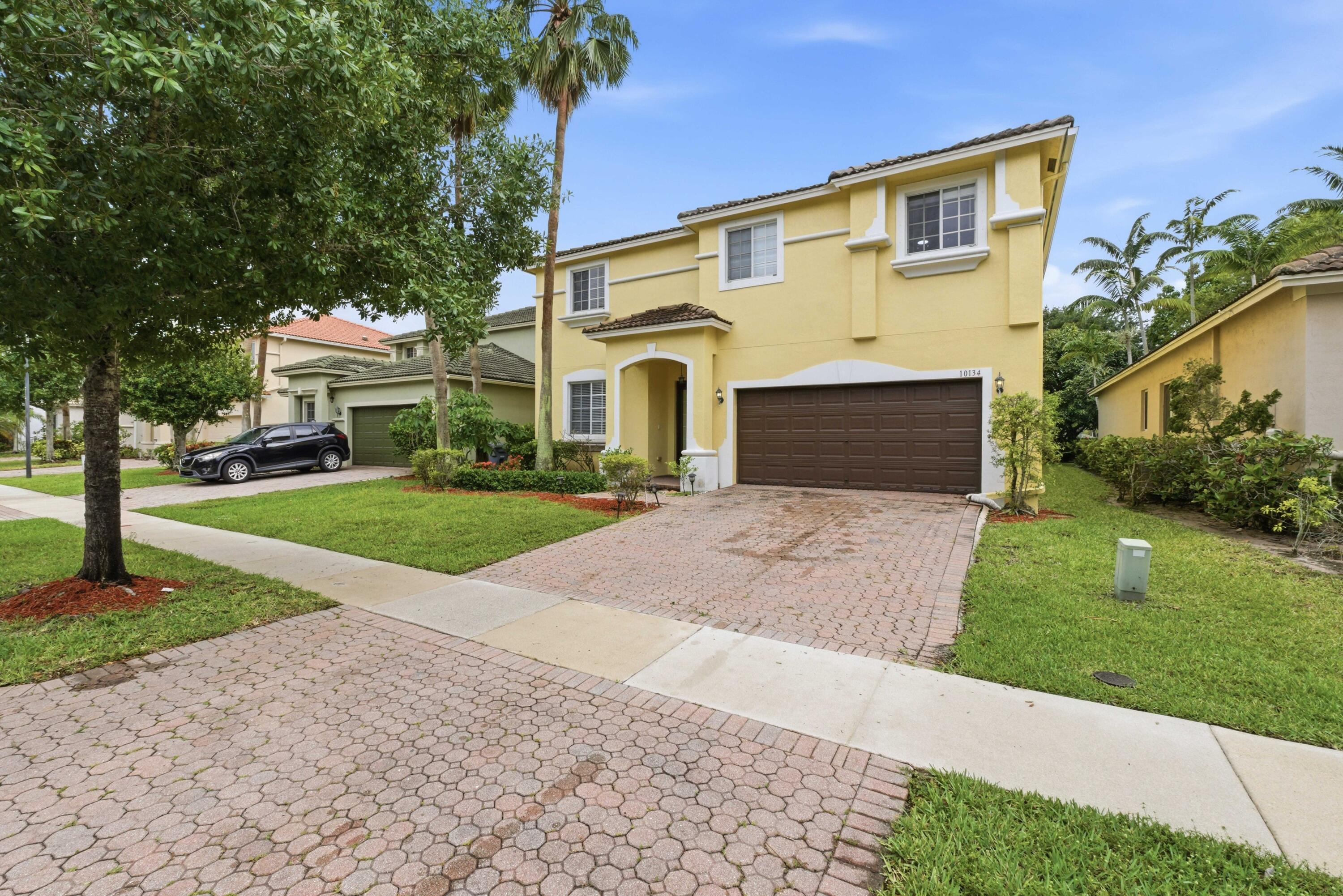 BOCA VISTA CENTRALLY LOCATED AT WEST BOCA.  SMALL EXCLUSIVE GATED COMMUNITY. IT CLOSED TO EVERYTHING.  WALKING DISTANCE TO SHOPPING. ALL A SCHOOLS. ONLY 30 HOMES IN THE COMMUNITY WITH CLUB HOUSE AND COMMUNITY POOL. LOW HOA FEE INCLUDED LAWN SERVICES & GATED.  NICE SIZE BACKYARD HAS PLENTY ROOM FOR YOUR POOL.  ONE BEDROOM AND FULL BATHROOM DOWNSTAIRS.  WALKING LAUDRYROOM DOWNSTAIRS. GRANITE KITCHEN COUNTER TOP.  GREAT LAYOUT. A MUST SEE!
