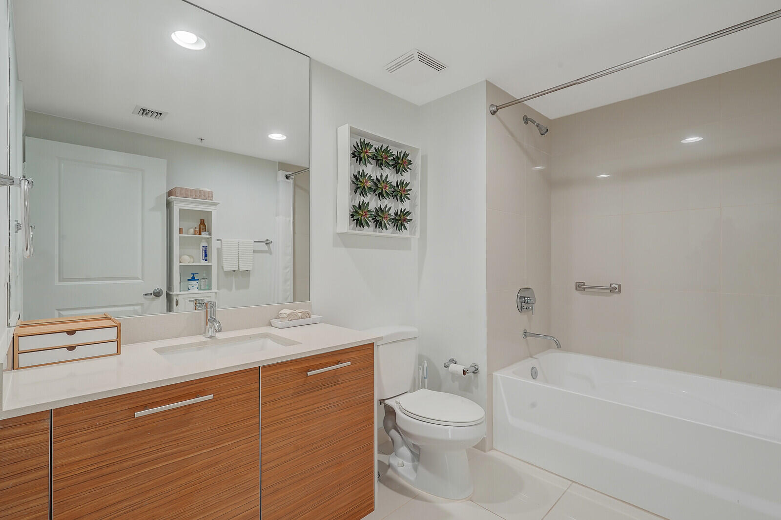 CITY PALMS CONDO - Residential Lease