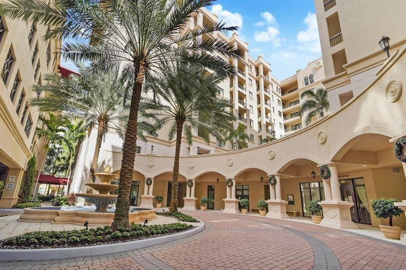 GREAT UNIT AVAILABLE AT BOCA GRAND. OPEN AND SPLIT PLAN. 2 BEDROOM WITH 2 FULL BATH IN BOCA GRAND. WELL KEPT WITH LAMINATE WOOD FLOORS,  NEWER AC (2020) AND NEWER MICROWAVE (2022), REFRIGERATOR, FULL SIZE FRONT LOADERS WASHER & DRYER (2022) . OPEN BALCONY WITH NORTH VIEWS. CUSTOM CLOSETS. GREAT LOCATION IN DOWNTOWN BOCA RATON! WALKING DISTANCE TO MIZNER PARK, RESTAURANTS & SHOPPES AND CLOSE TO THE BEACH.