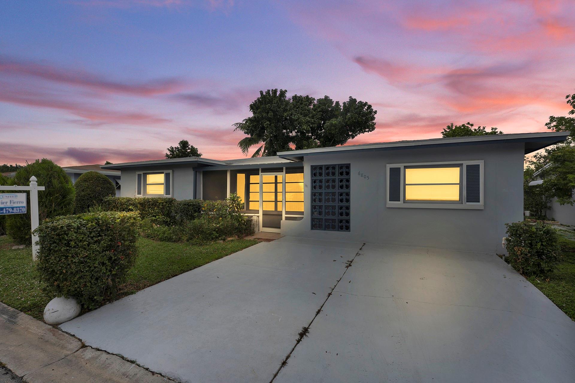 3 BED/2 BATH HOME. NEW ROOF. HUGE REMODELED HOME 1905 SQ FT. LAMINATED FLOORS THROUGHOUT, NEW UPDATED BATHROOMS, NEW REMODELED KITCHEN, COME AND SEE THIS AWSOME HOUSE. LARGEST HOUSE IN PARADISE GARDENS. 55+ COMMUNITY, AT LEAST ONE RESIDENT MUST BE 55+ No occupants under 18 yrs old.