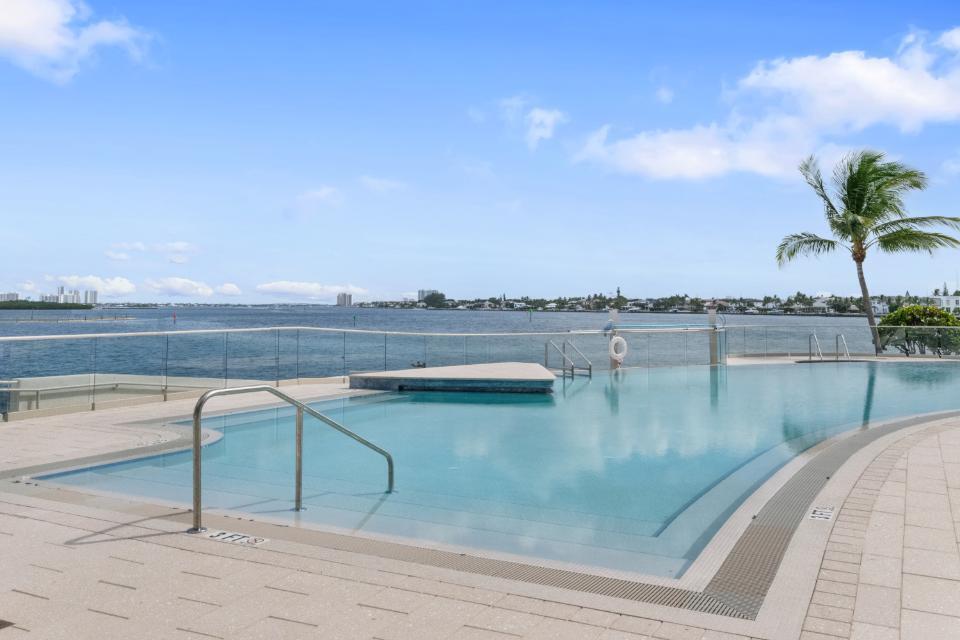 OLD PORT COVE LAKE POINT TOWER CONDO - Residential