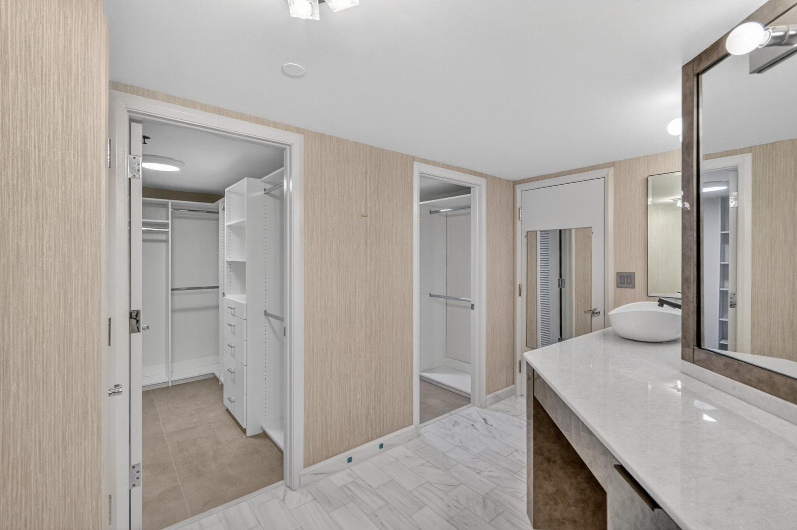 OLD PORT COVE LAKE POINT TOWER CONDO - Residential