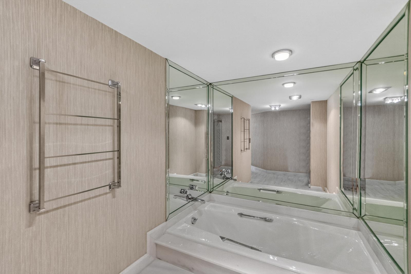 OLD PORT COVE LAKE POINT TOWER CONDO - Residential