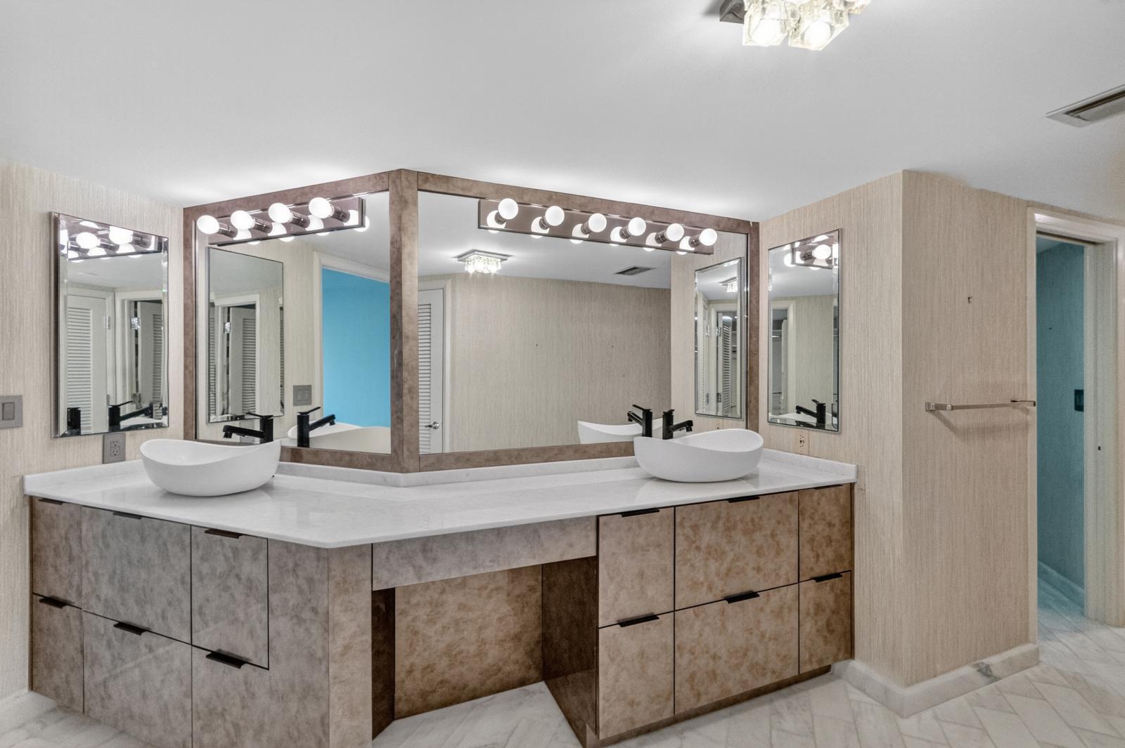 OLD PORT COVE LAKE POINT TOWER CONDO - Residential