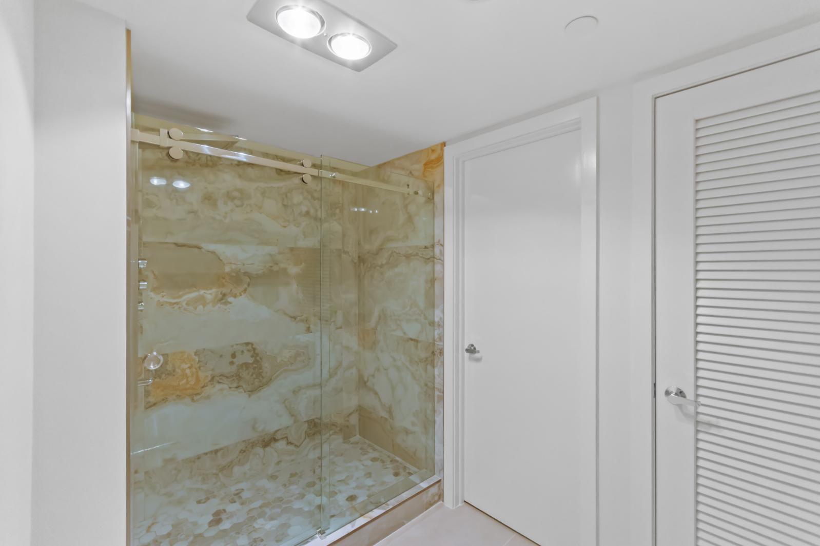 OLD PORT COVE LAKE POINT TOWER CONDO - Residential