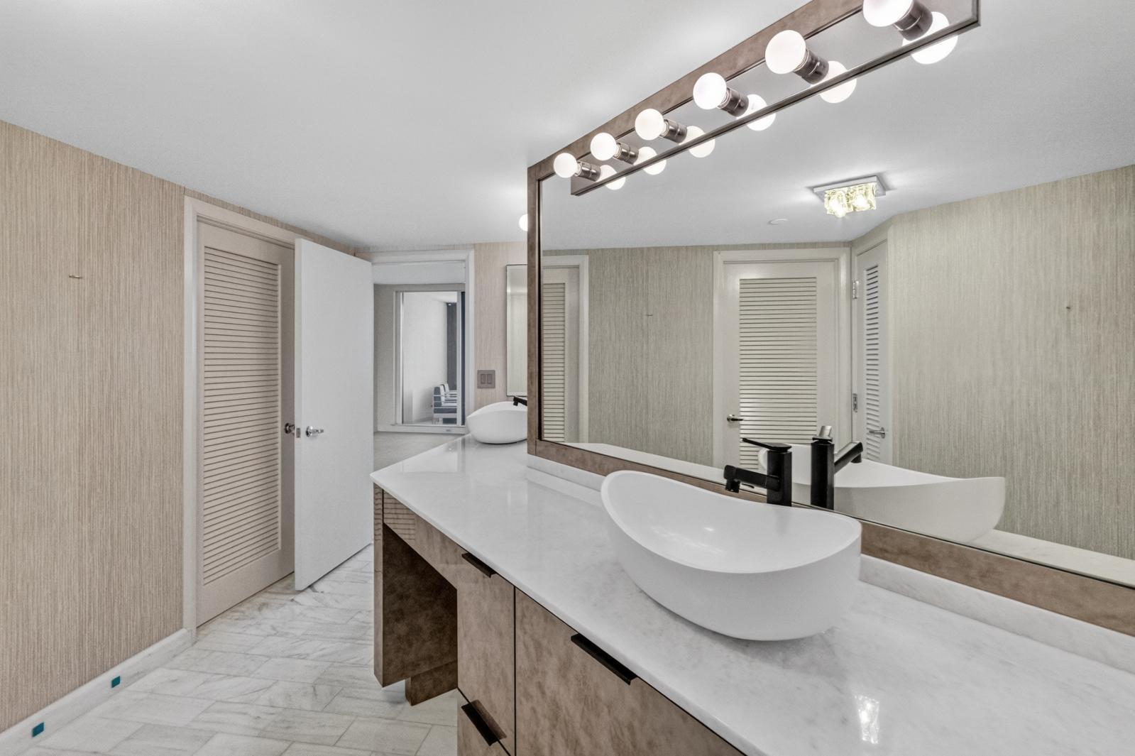 OLD PORT COVE LAKE POINT TOWER CONDO - Residential