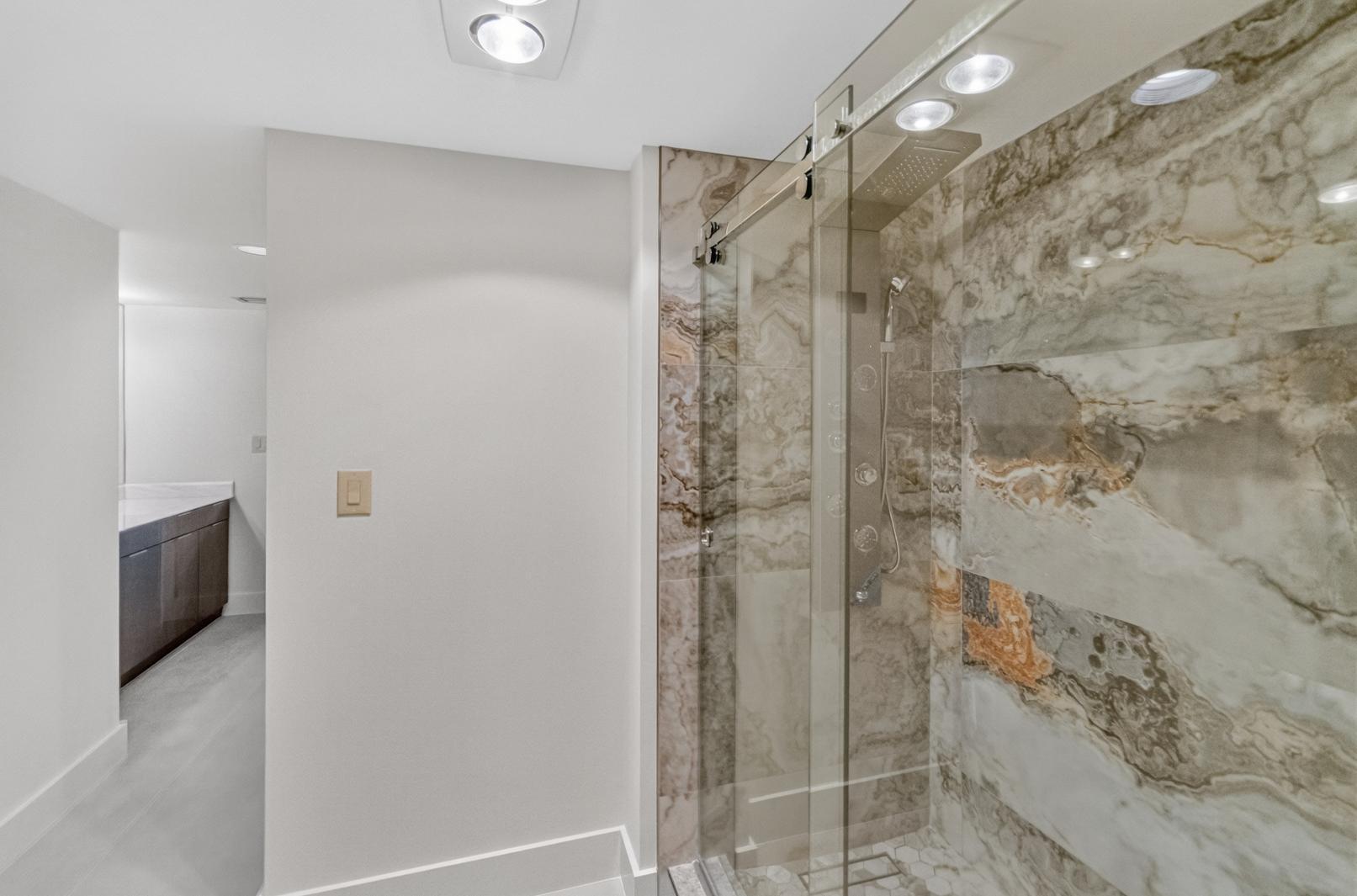 OLD PORT COVE LAKE POINT TOWER CONDO - Residential