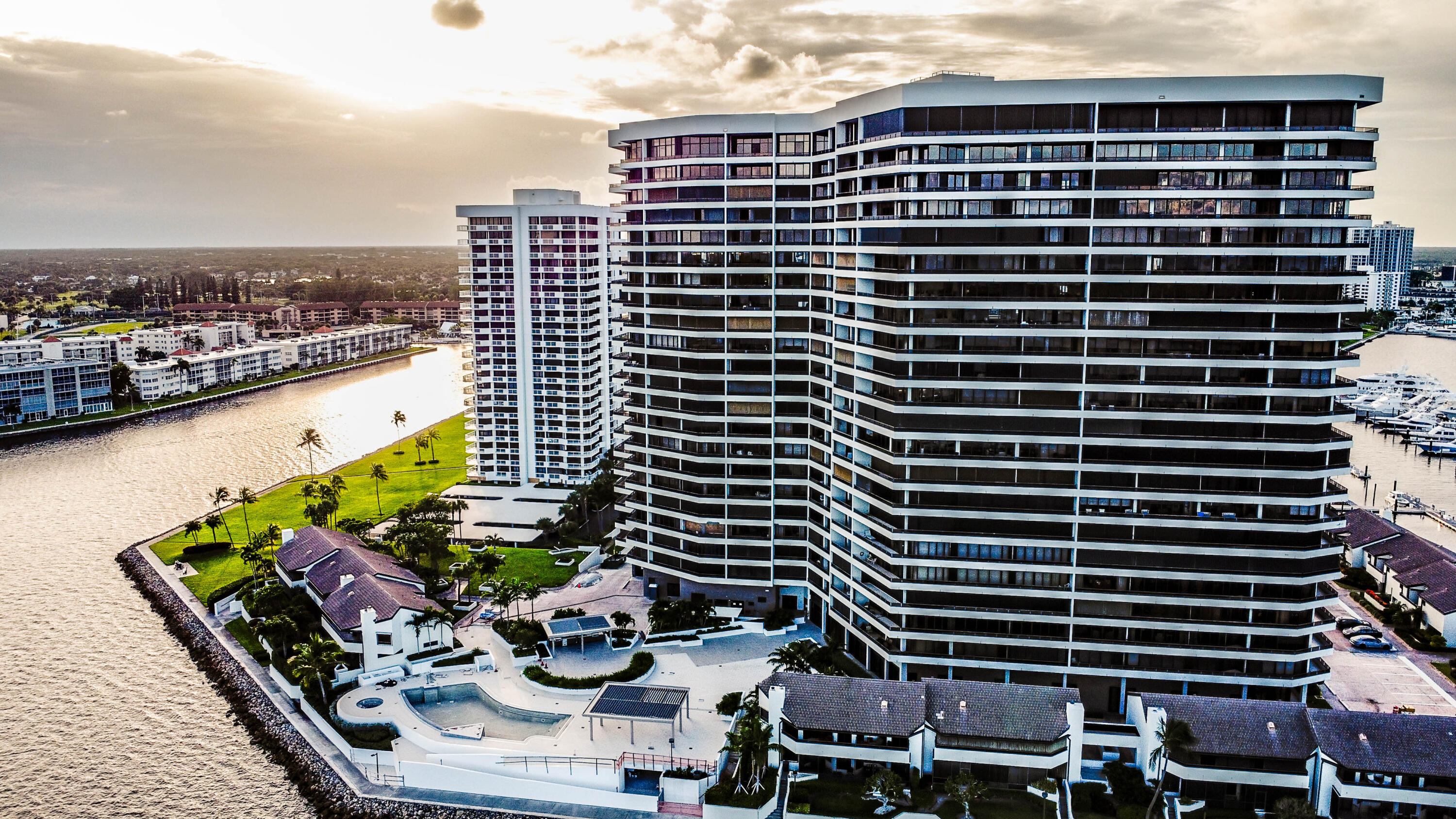 OLD PORT COVE LAKE POINT TOWER CONDO - Residential