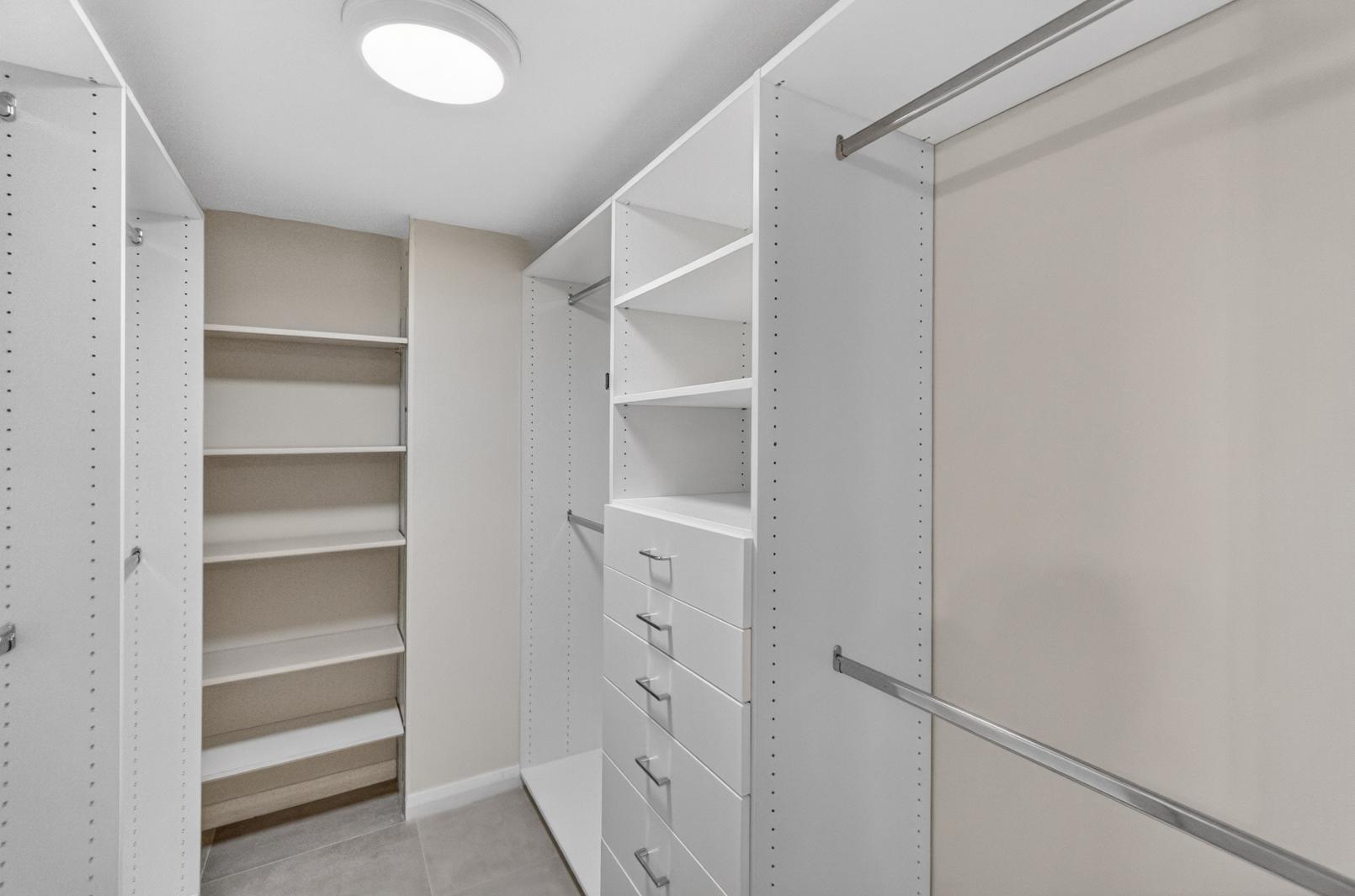 OLD PORT COVE LAKE POINT TOWER CONDO - Residential