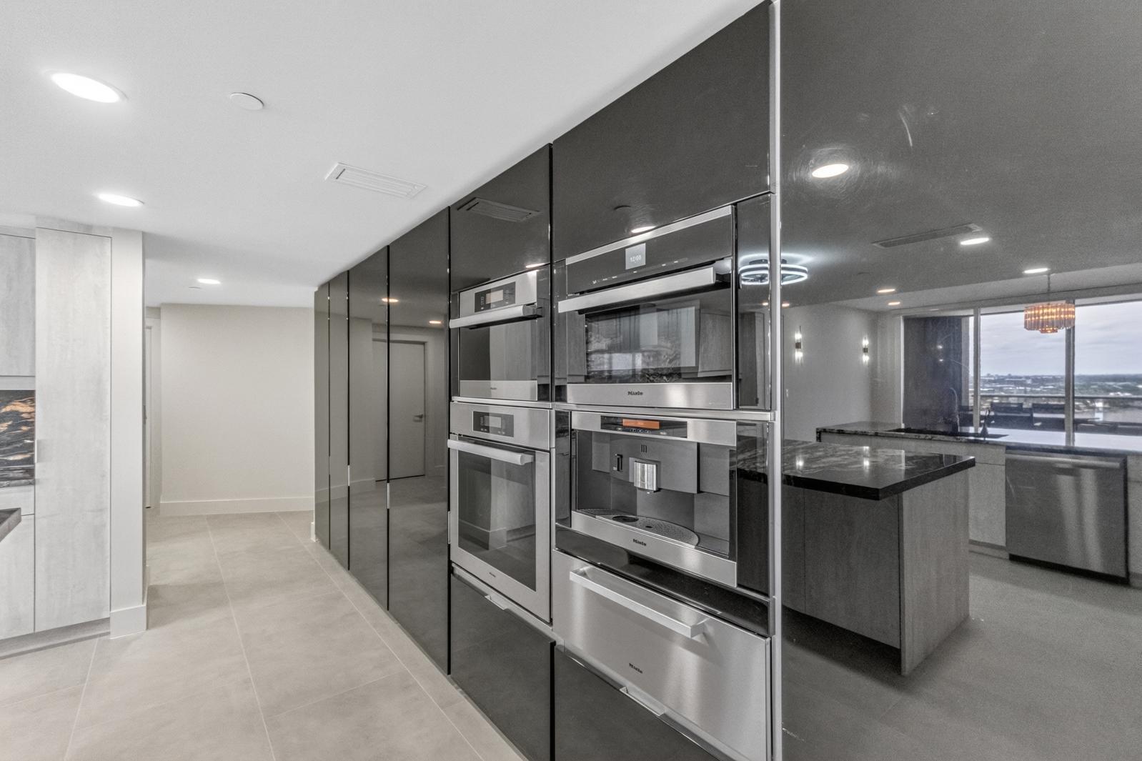 OLD PORT COVE LAKE POINT TOWER CONDO - Residential