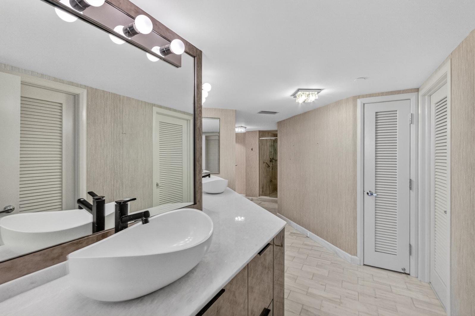 OLD PORT COVE LAKE POINT TOWER CONDO - Residential
