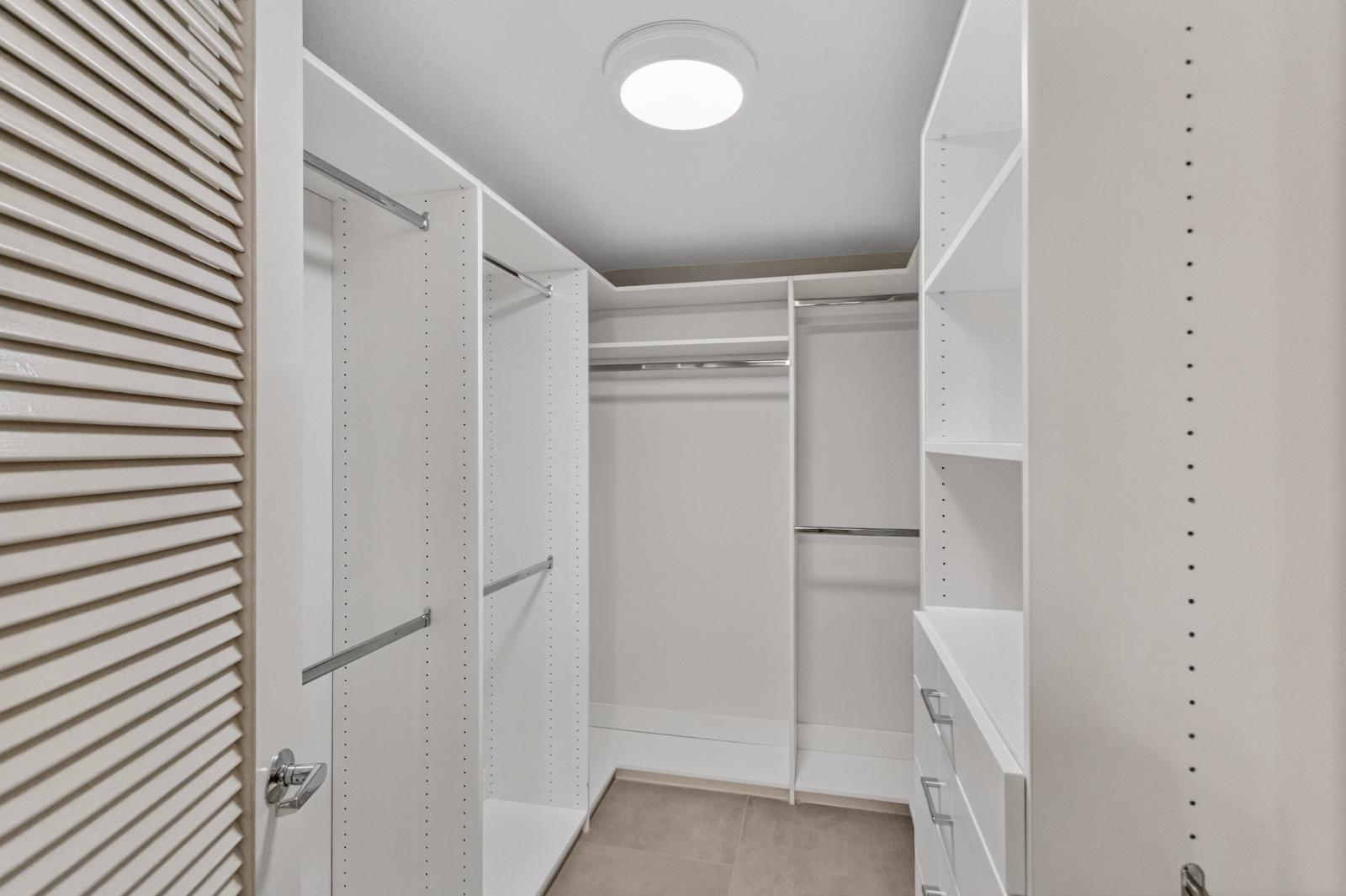 OLD PORT COVE LAKE POINT TOWER CONDO - Residential