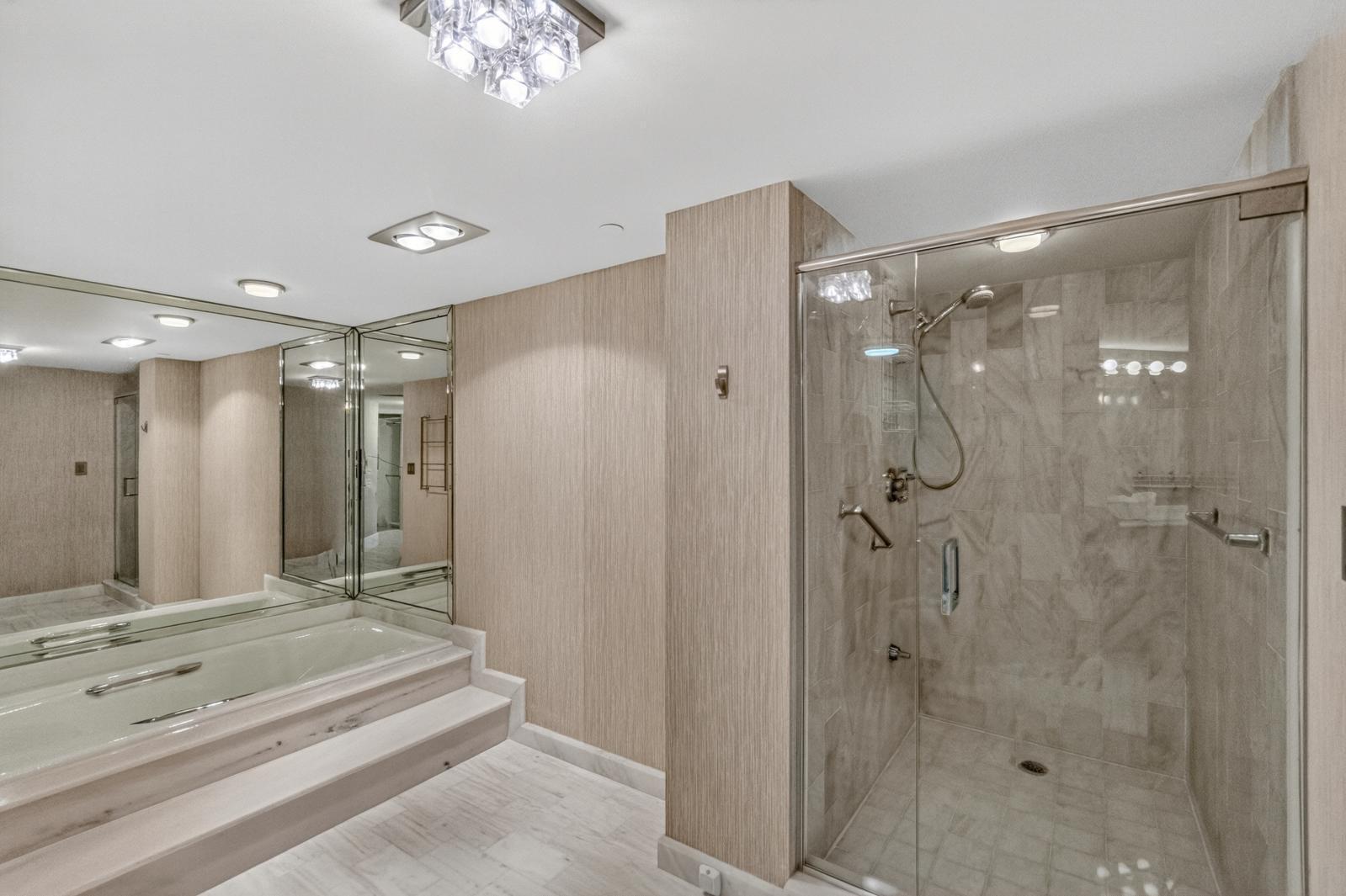 OLD PORT COVE LAKE POINT TOWER CONDO - Residential