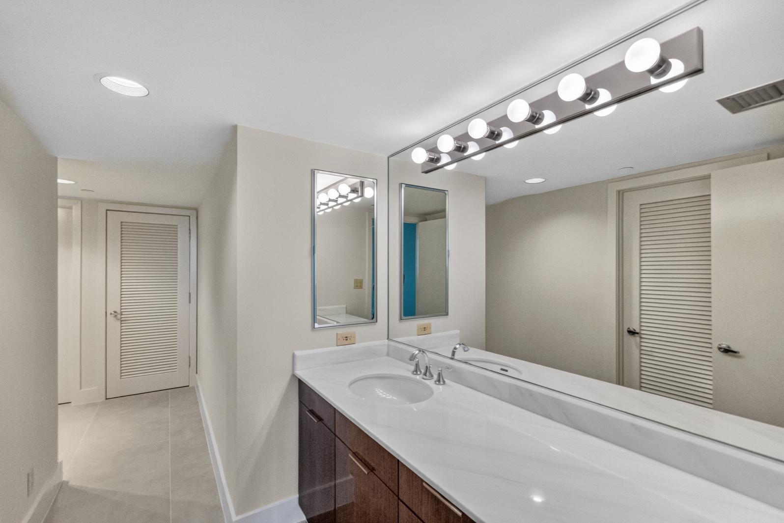 OLD PORT COVE LAKE POINT TOWER CONDO - Residential