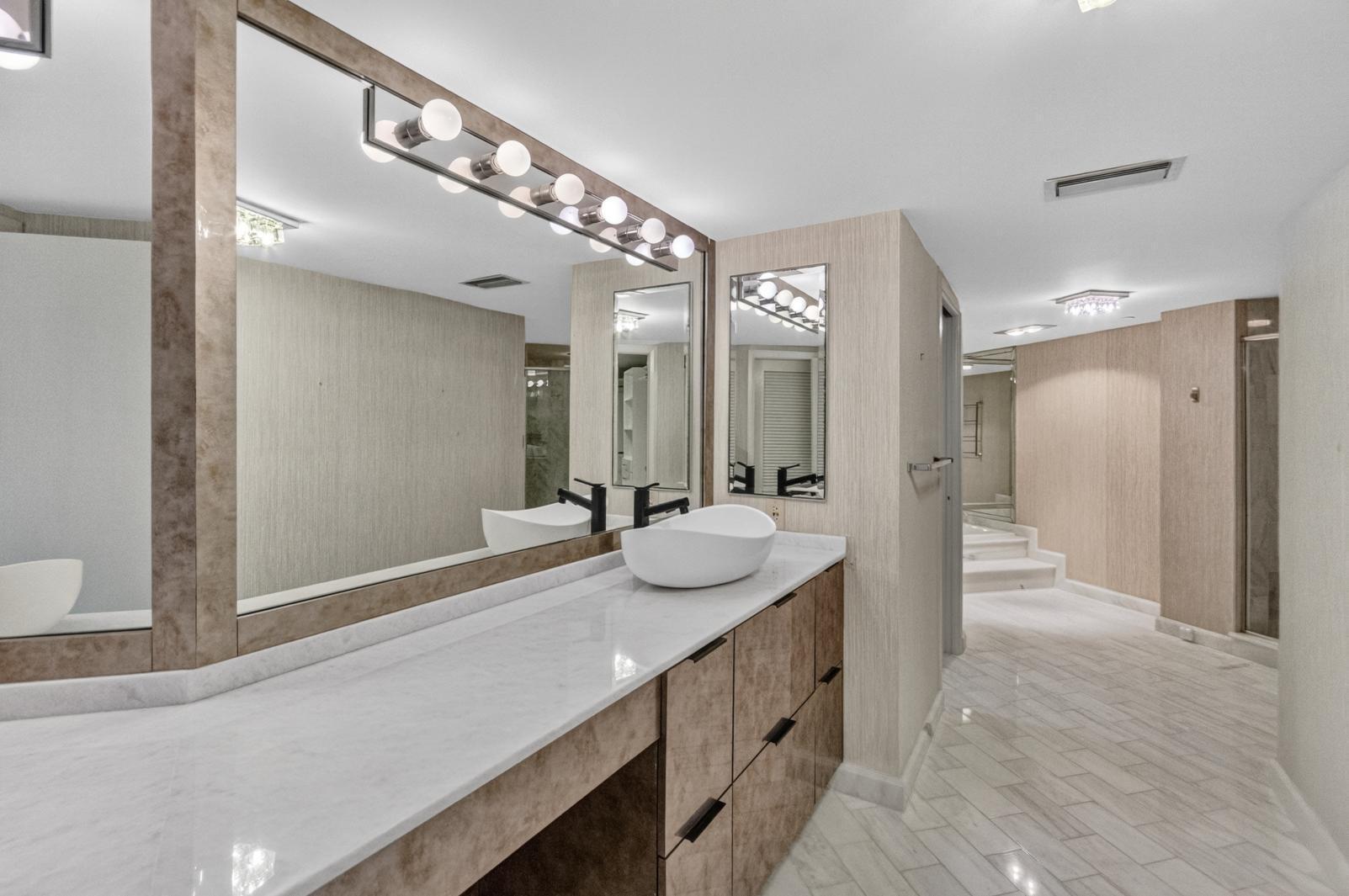OLD PORT COVE LAKE POINT TOWER CONDO - Residential