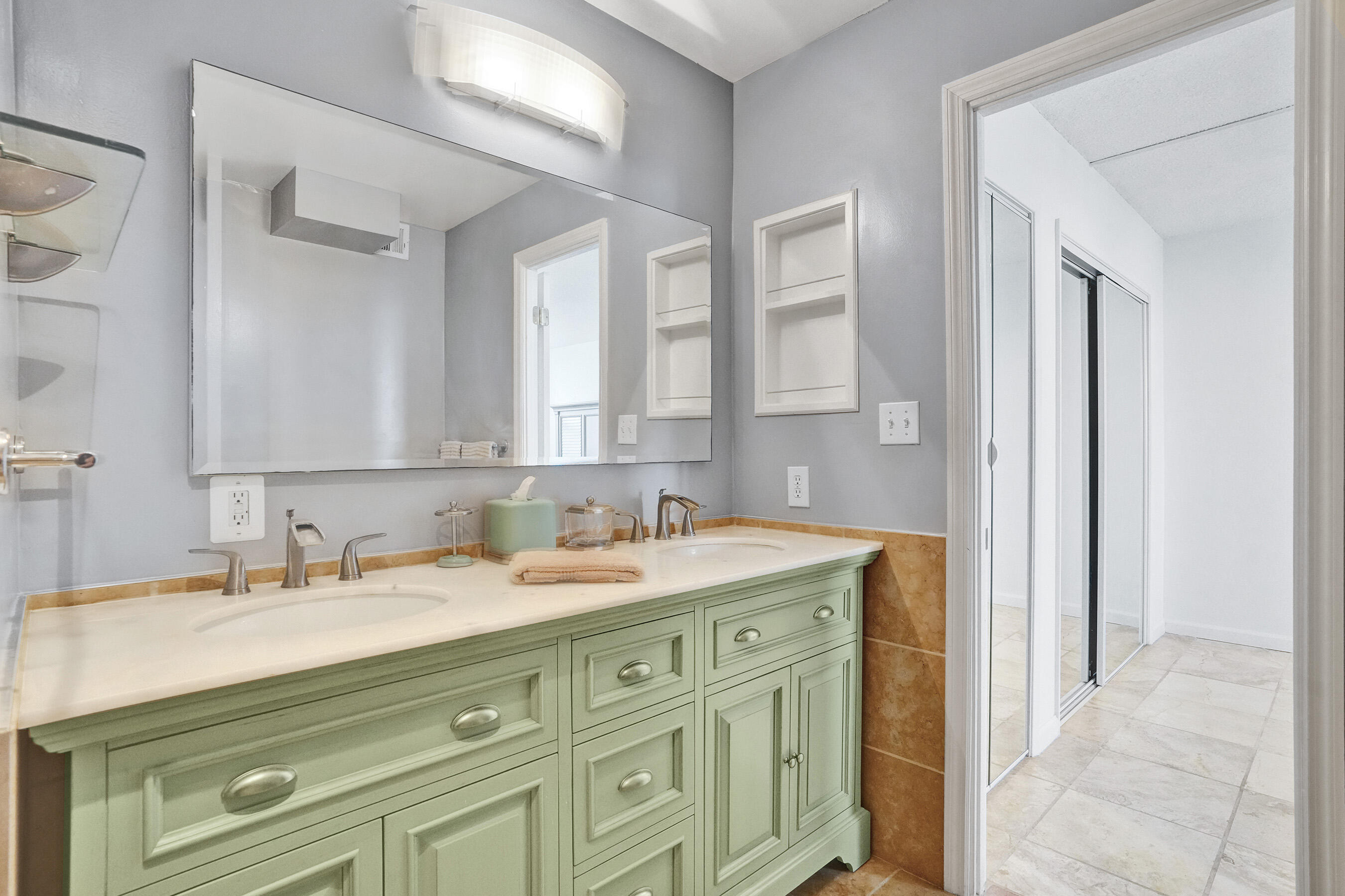 CARLYLE CONDOMINIUM - Residential