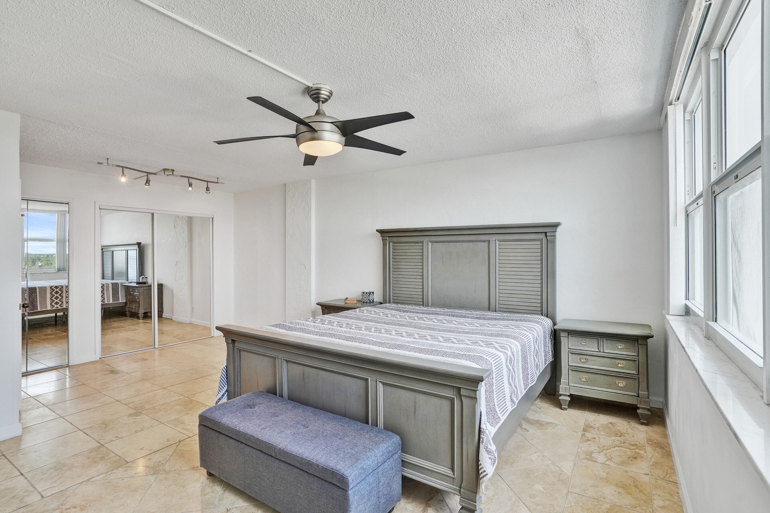 CARLYLE CONDOMINIUM - Residential