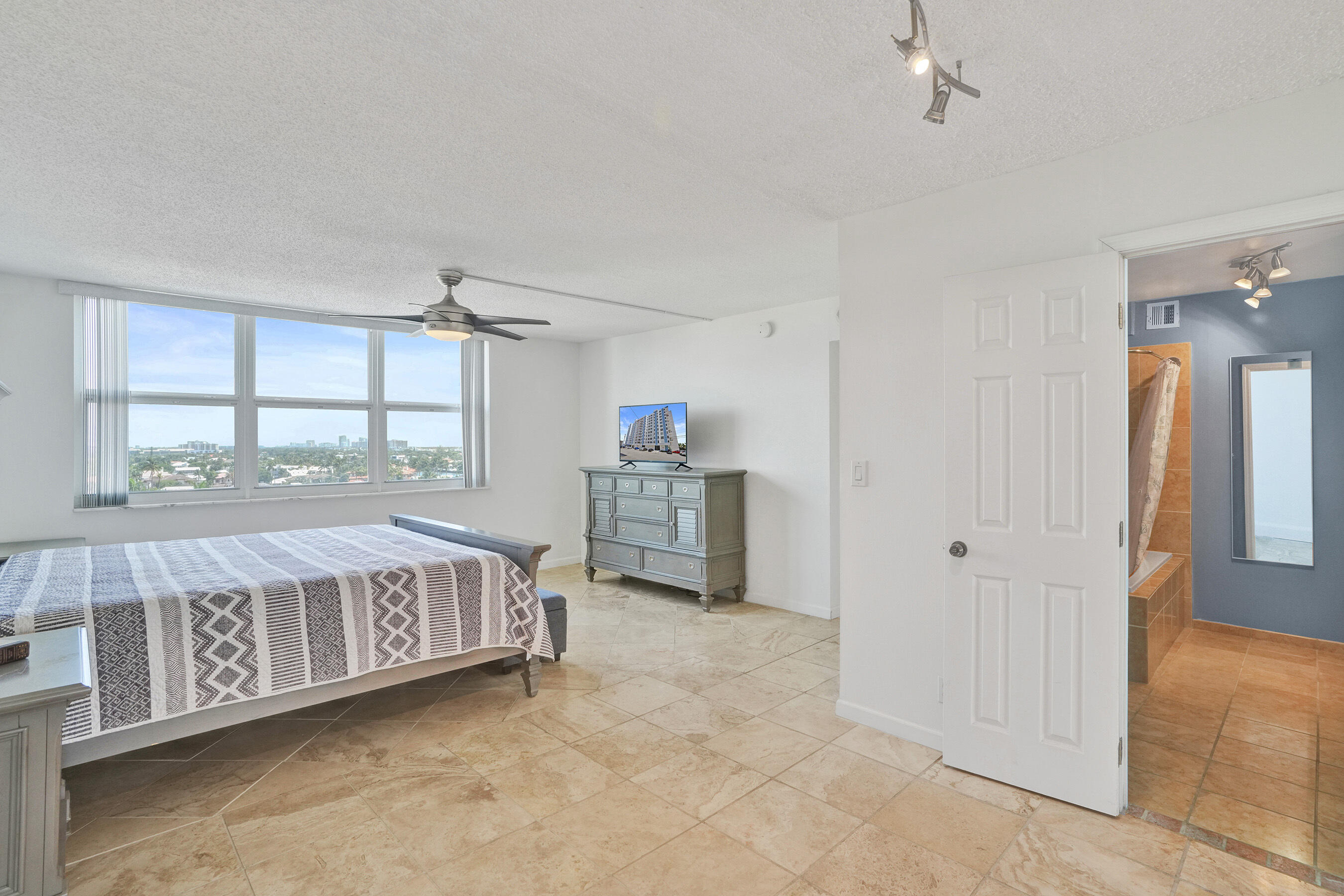 CARLYLE CONDOMINIUM - Residential