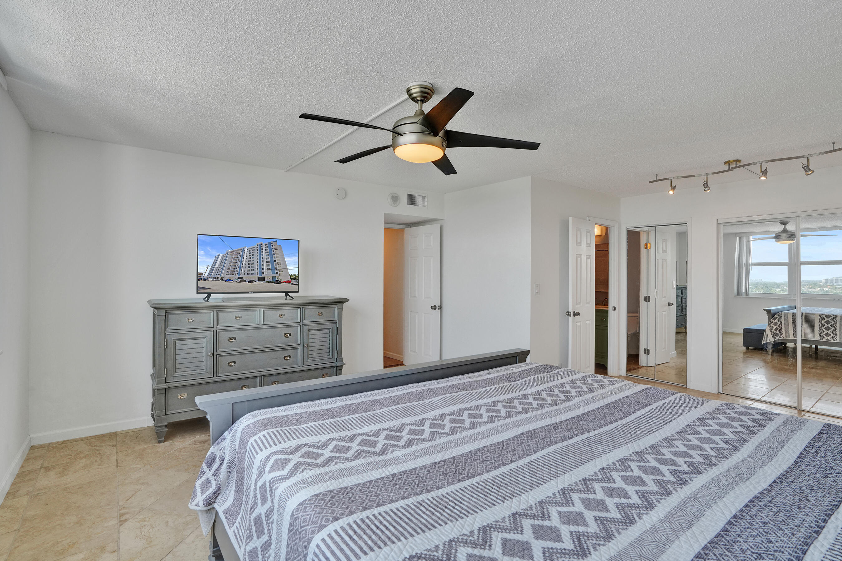 CARLYLE CONDOMINIUM - Residential