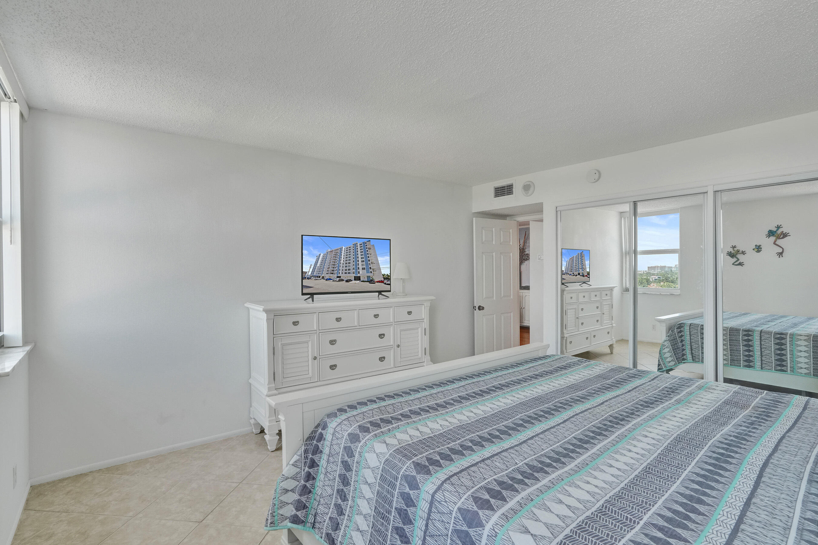CARLYLE CONDOMINIUM - Residential