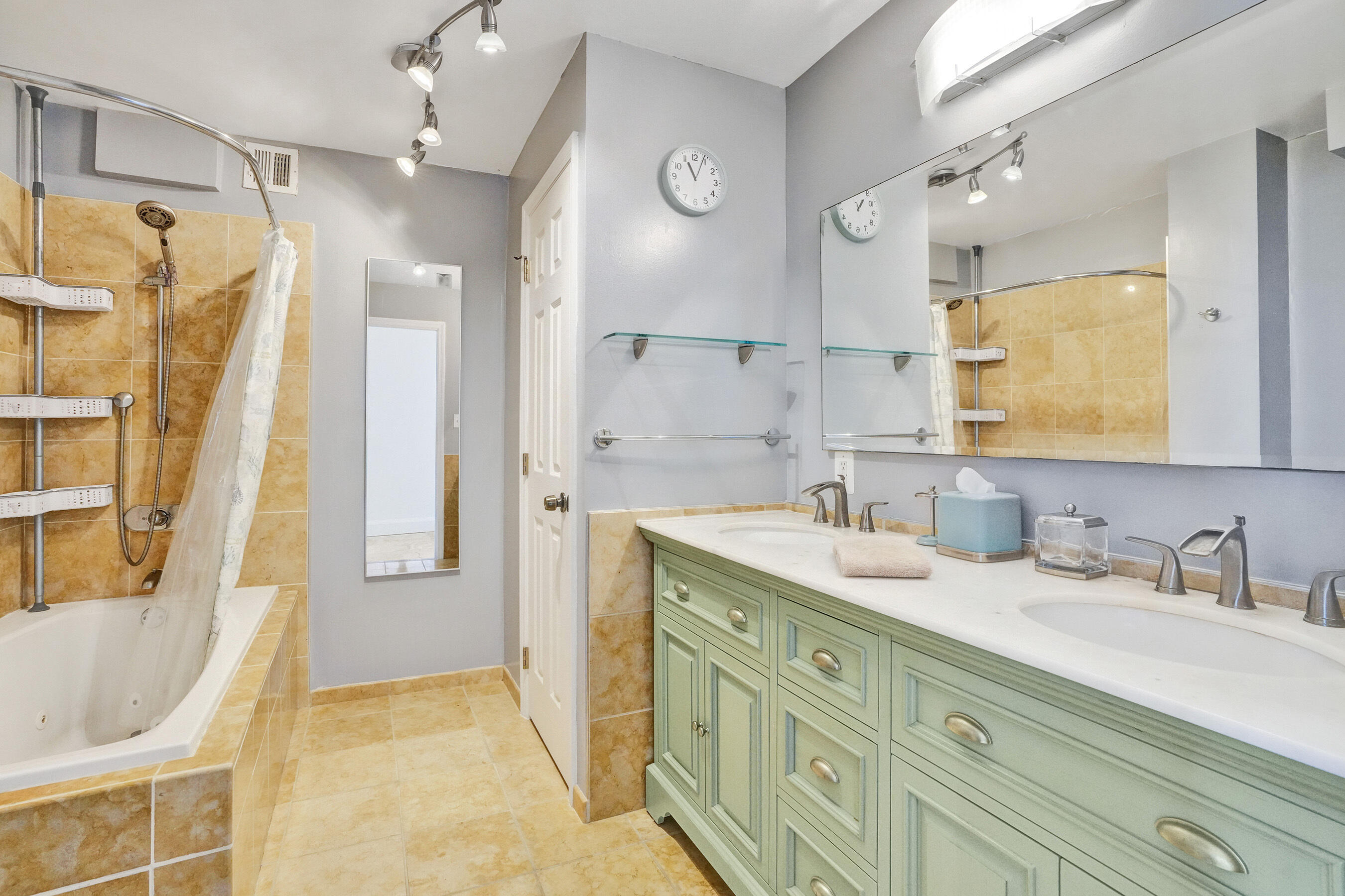 CARLYLE CONDOMINIUM - Residential