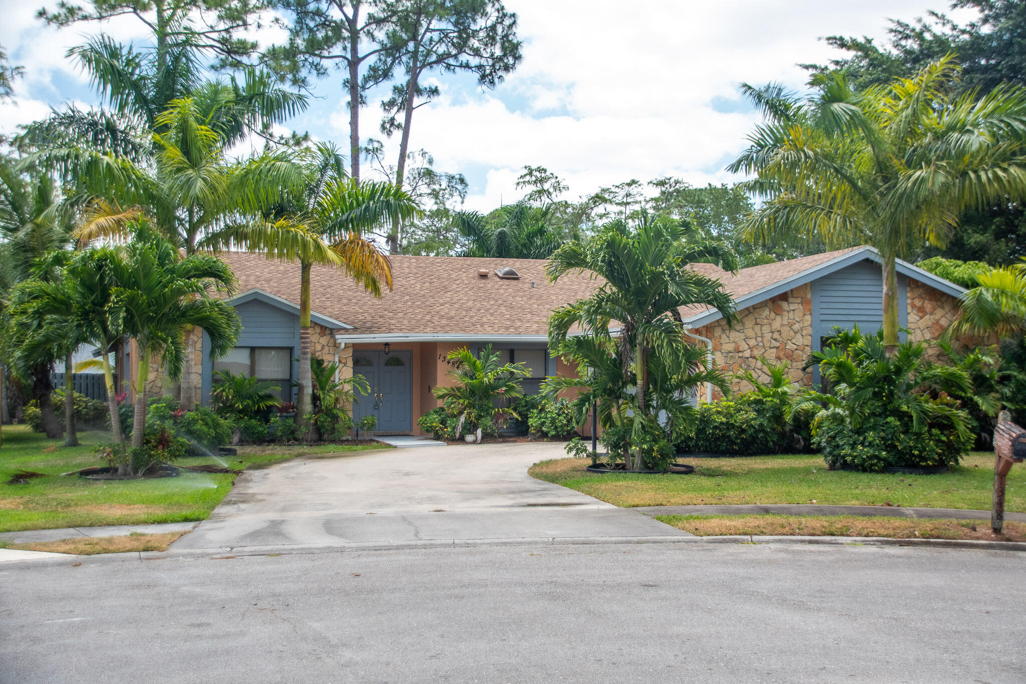 This is a beautiful house completely renovated with furniture.