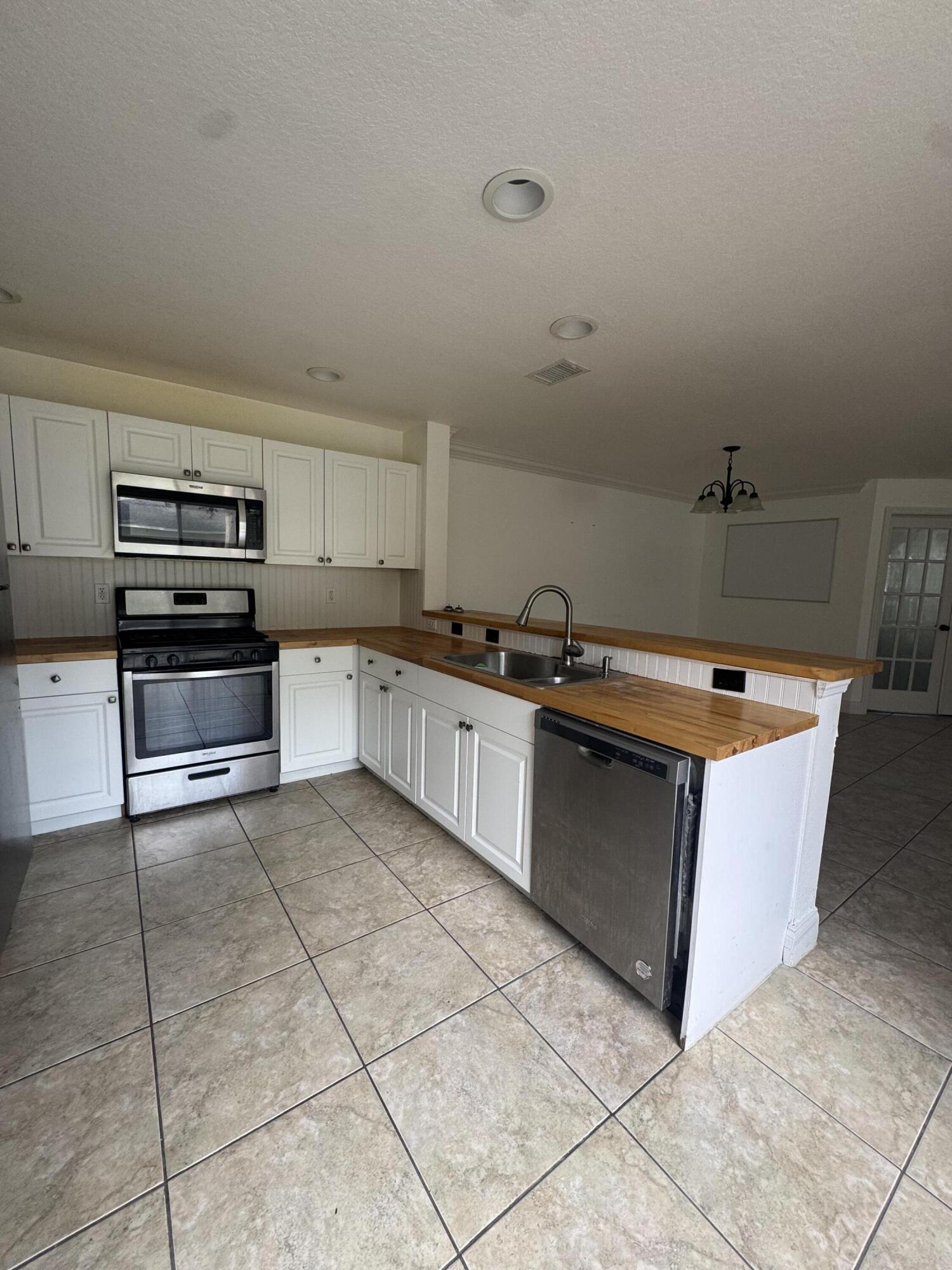 POINTE WEST NORTH VILLAGE PHASE III PD - Residential Lease